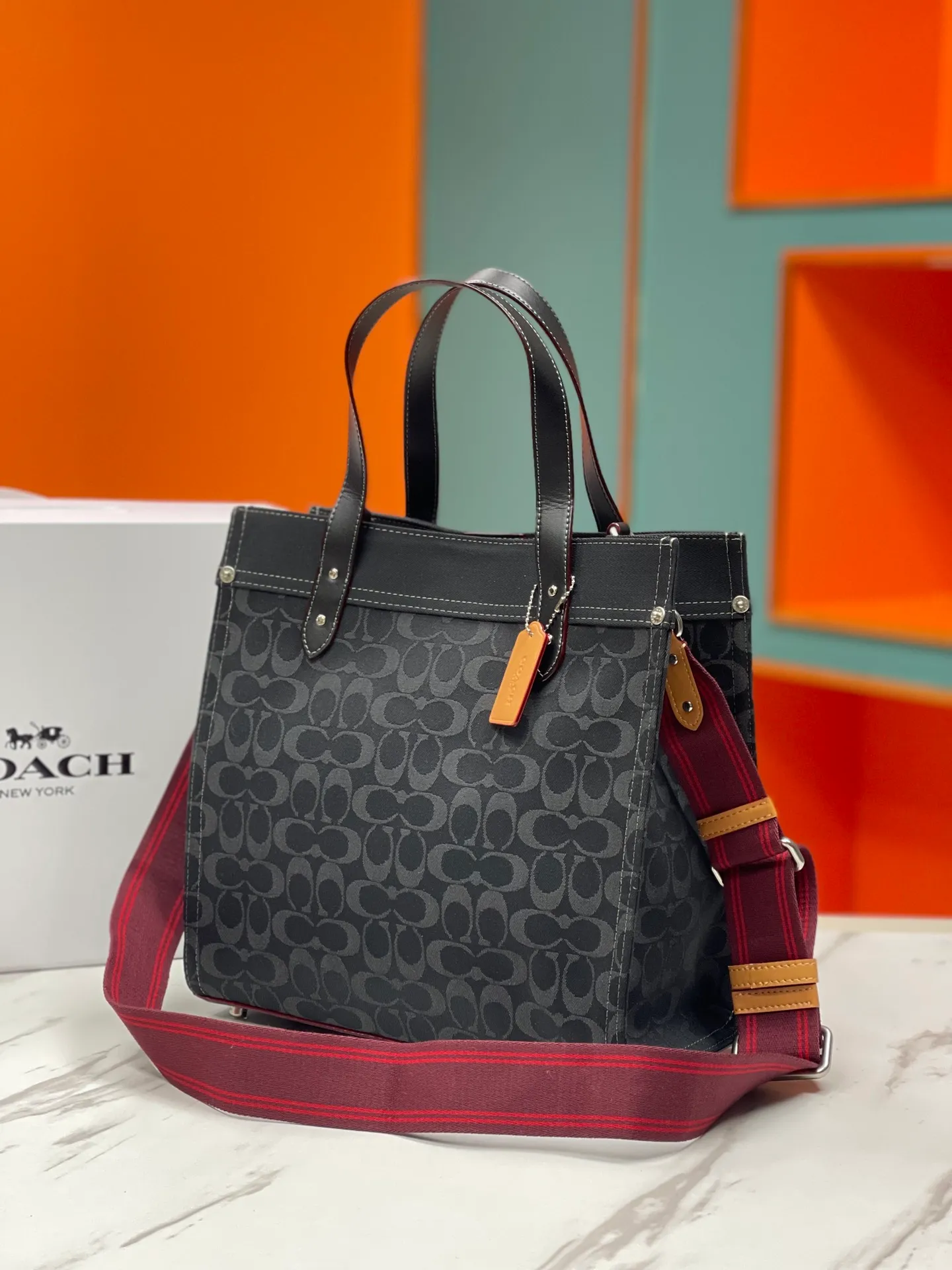 Top original order 400 in batches💰. coach/Coach’s new model CG092. Dempsey canvas Field Tote vertical large tote shopping bag, the bag is small, cute and can be packed in. It is very suitable for petite girls, fashionable and versatile ~ 30X30