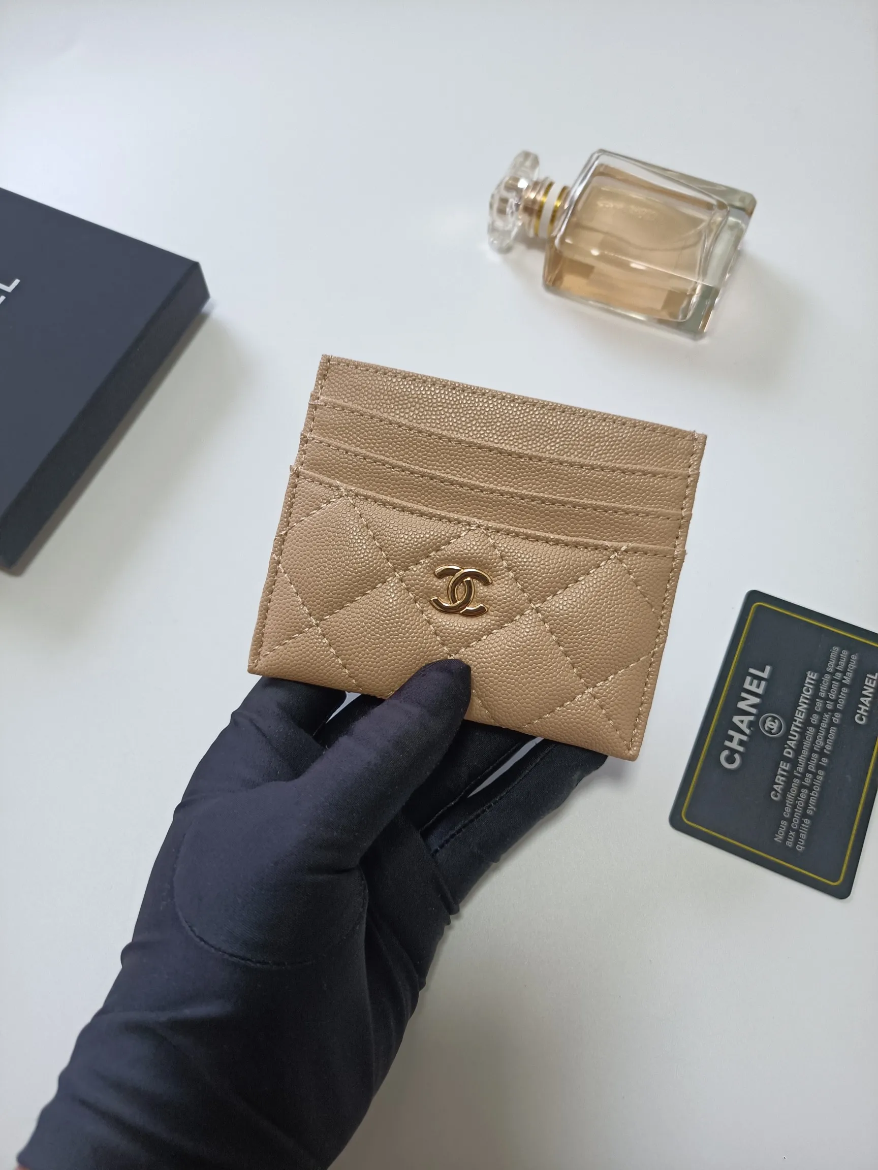 💰100💰 chanel 2025 new product card holder lambskin, seven card slots, can hold change, imported Italian lambskin + hardware logo, so beautiful, love it. The color is as shown in the picture, easy and fast storage, mini card holder No.: AP8964 Size: w11×h10cm