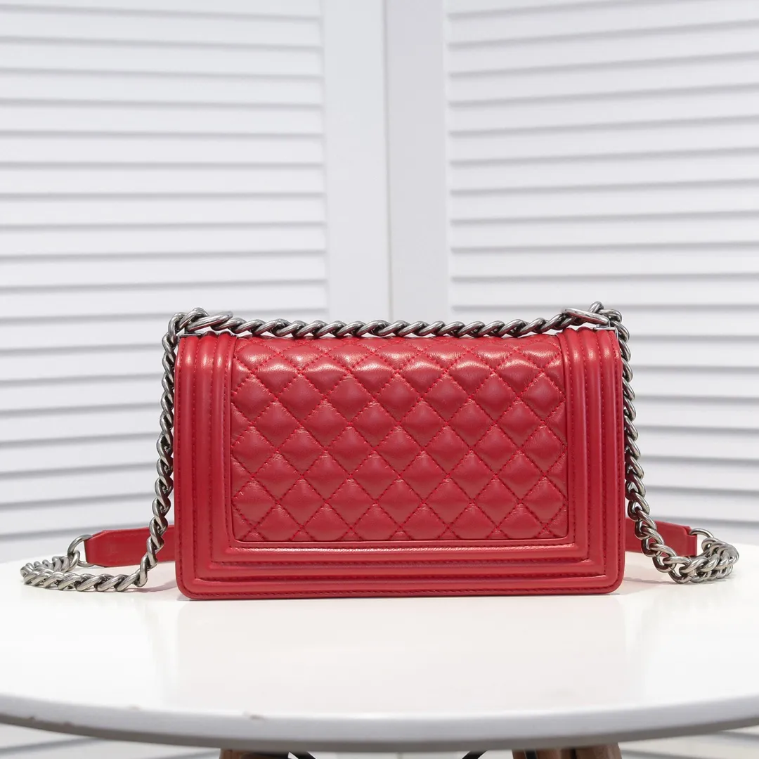 💰420￥ (Full sheepskin with original hardware) [Smile] Chanel Chanel 👑 Lambskin [Lightning] Thickened electroplated hardware accessories 🌈 The workmanship is comparable to the original order 💪 The bottom can be pinched and rebounded without trace, absolutely spot-on and real-life, fashionable and durable 💪💪 High-end quality, no pressure in and out of the drill cabinet 💏, size 25*15*8cm Style number: 67086