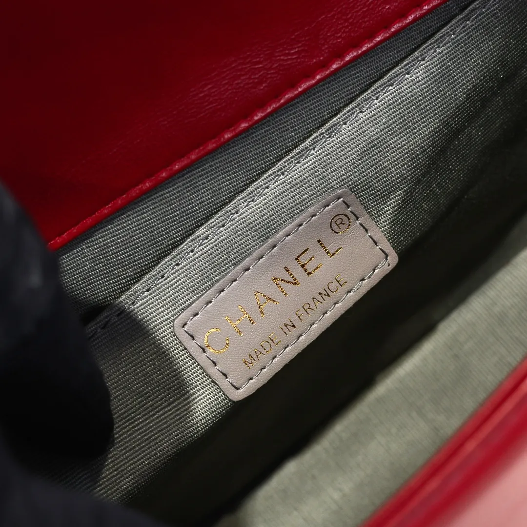 💰420￥ (Full sheepskin with original hardware) [Smile] Chanel Chanel 👑 Lambskin [Lightning] Thickened electroplated hardware accessories 🌈 The workmanship is comparable to the original order 💪 The bottom can be pinched and rebounded without trace, absolutely spot-on and real-life, fashionable and durable 💪💪 High-end quality, no pressure in and out of the drill cabinet 💏, size 25*15*8cm Style number: 67086