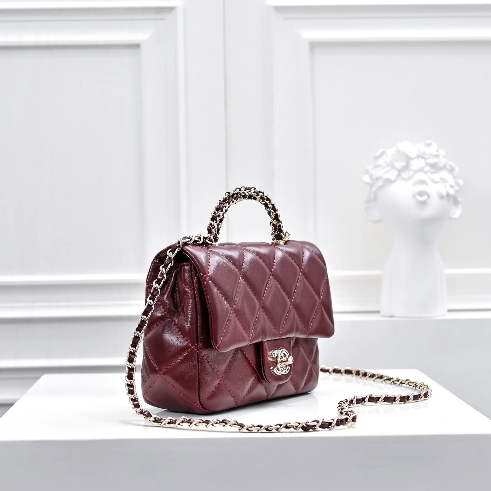 💰420￥Small size👑Chanel24B new series woc. The first layer of oil wax leather is both beautiful and very resistant. The twist handle is a new height of "twist-like" metal chain handle. It is an integrated fixed handle composed of three non-connected chains. Small size: 17x10cm, style number: 367