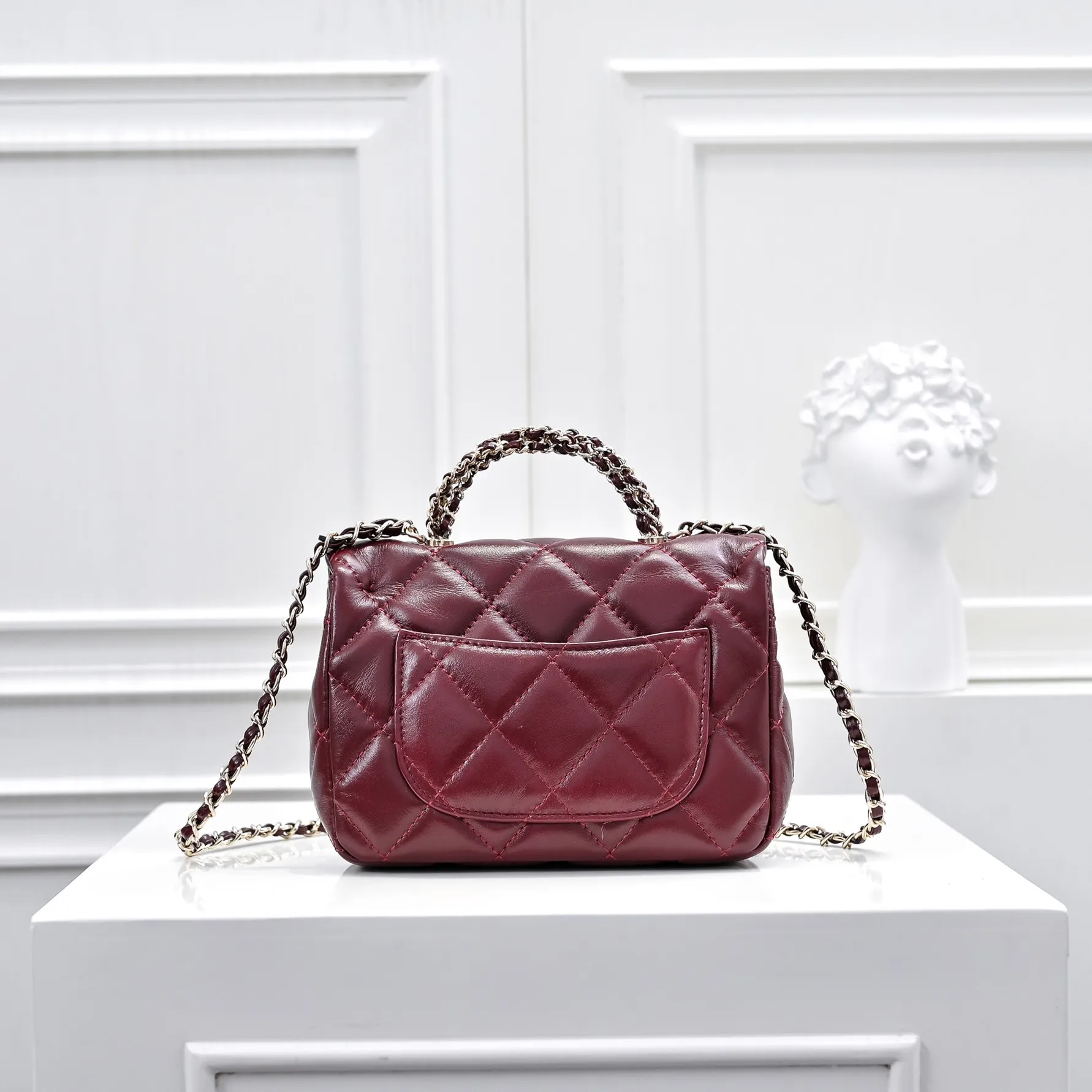 💰420￥Small size👑Chanel24B new series woc. The first layer of oil wax leather is both beautiful and very resistant. The twist handle is a new height of "twist-like" metal chain handle. It is an integrated fixed handle composed of three non-connected chains. Small size: 17x10cm, style number: 367