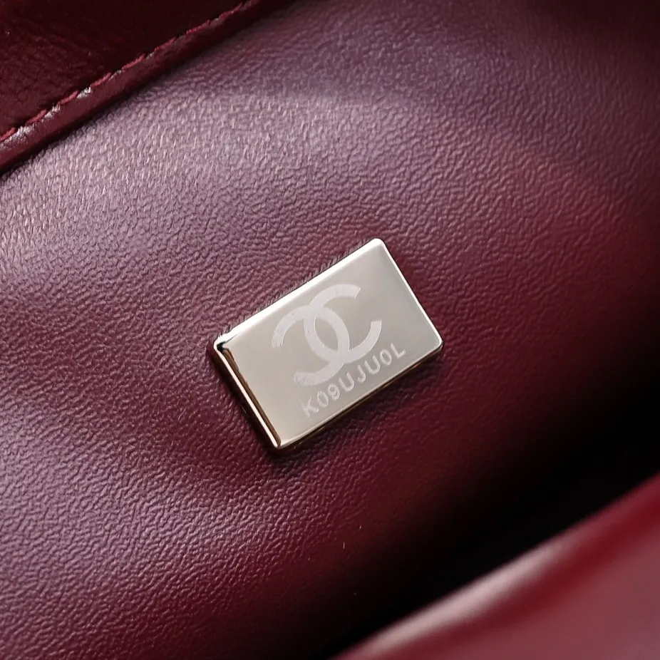 💰420￥Small size👑Chanel24B new series woc. The first layer of oil wax leather is both beautiful and very resistant. The twist handle is a new height of "twist-like" metal chain handle. It is an integrated fixed handle composed of three non-connected chains. Small size: 17x10cm, style number: 367
