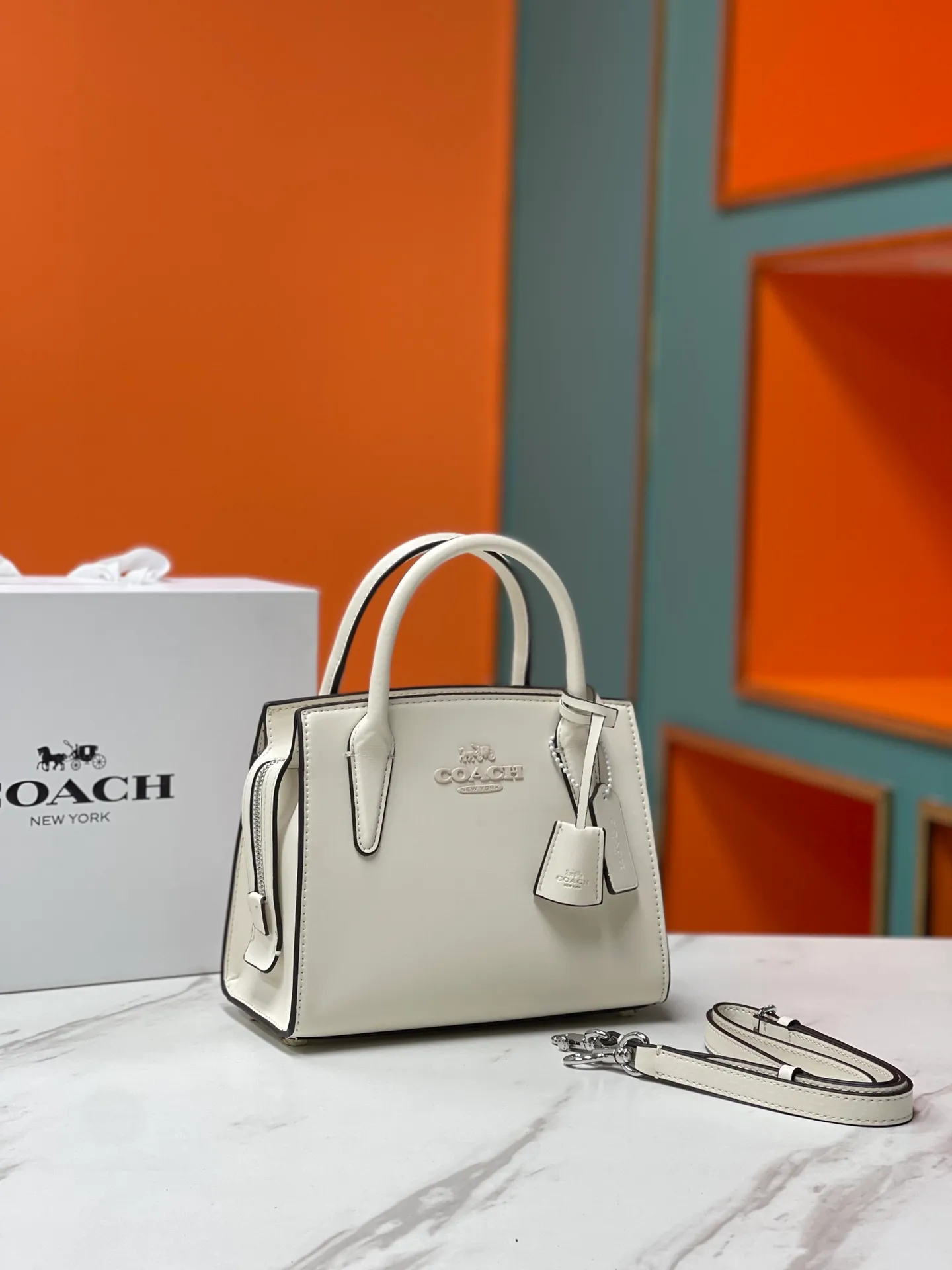 Top original order p440💰COACH/Coach new model CP262 January new Andrea Diana bag Autumn and winter versatile bag Classic color matching, versatile style, timeless Diana bag, can be easily used and matched as a hand-held crossbody. The zipper design protects items from falling out. It is not too large but has a pleasant capacity, which is sufficient and easy to carry. Size 22X16.5X11.5