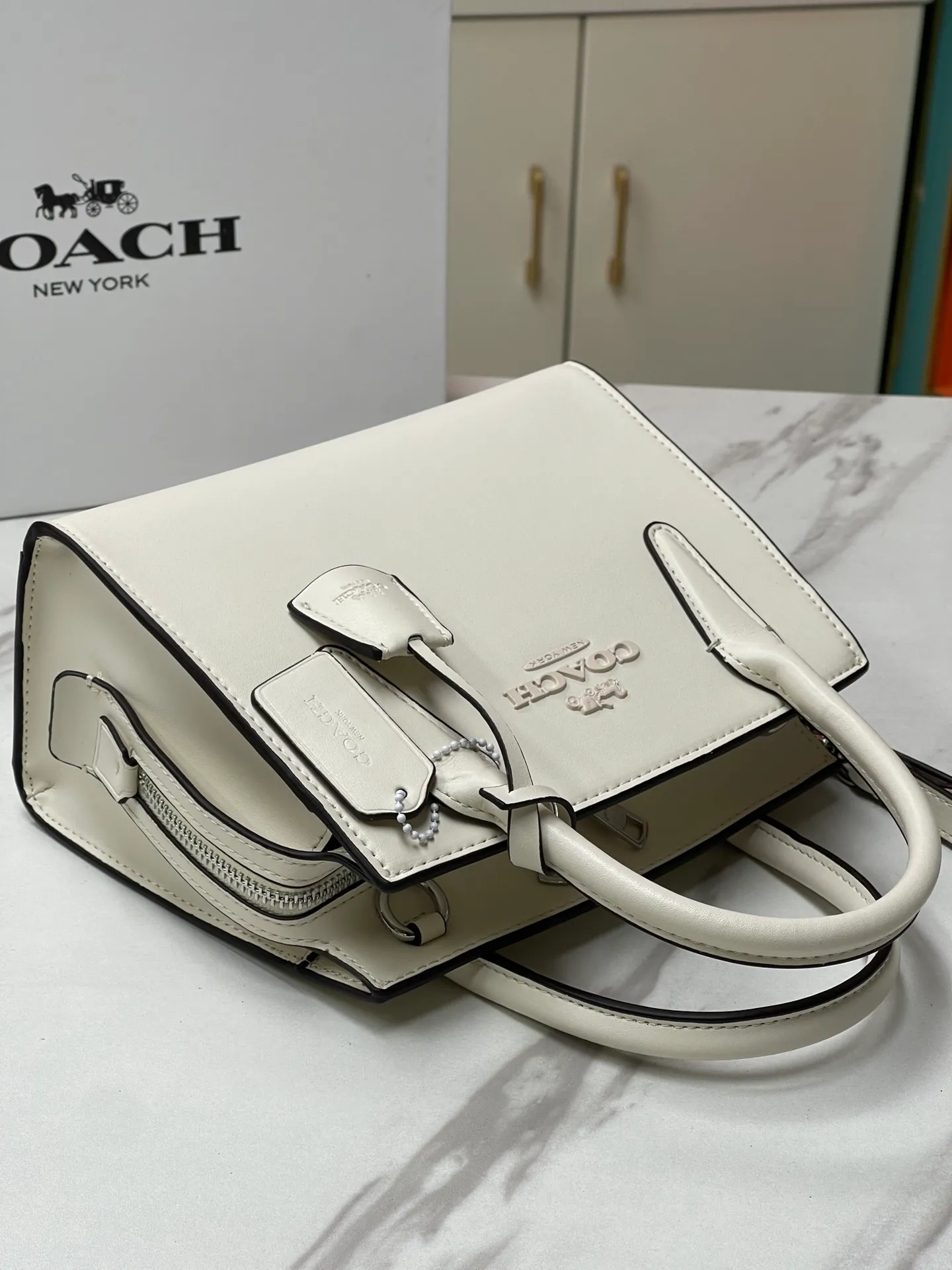 Top original order p440💰COACH/Coach new model CP262 January new Andrea Diana bag Autumn and winter versatile bag Classic color matching, versatile style, timeless Diana bag, can be easily used and matched as a hand-held crossbody. The zipper design protects items from falling out. It is not too large but has a pleasant capacity, which is sufficient and easy to carry. Size 22X16.5X11.5