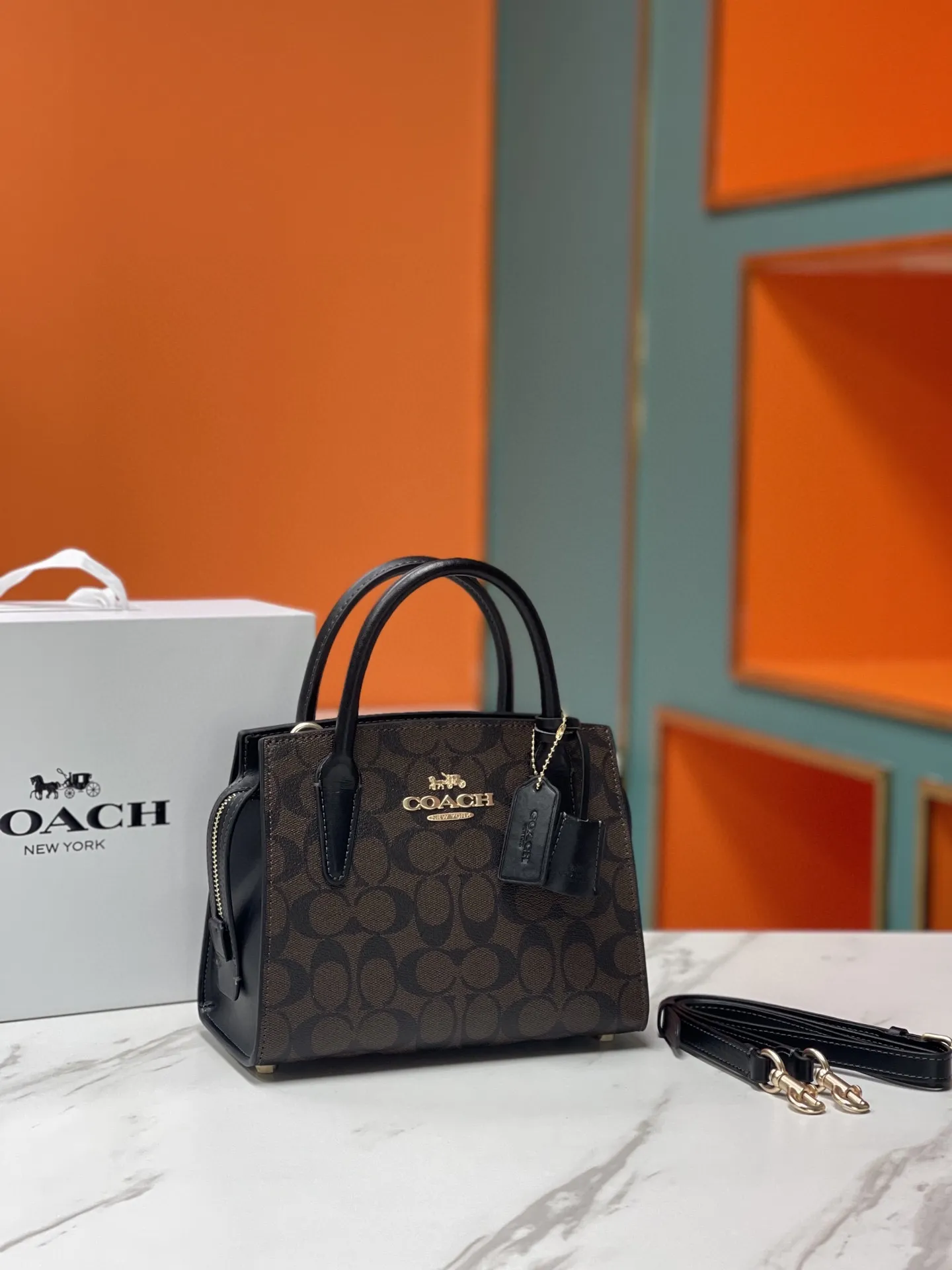 Top original order p440💰COACH/Coach new model CP266 January new Andrea Diana bag, versatile bag for autumn and winter, classic color matching, versatile style, timeless Diana bag, can be easily used and matched as a hand-held crossbody. The zipper design protects items from falling out. It is not too large but has a pleasant capacity, which is sufficient and easy to carry. Size 22X16.5X11.5