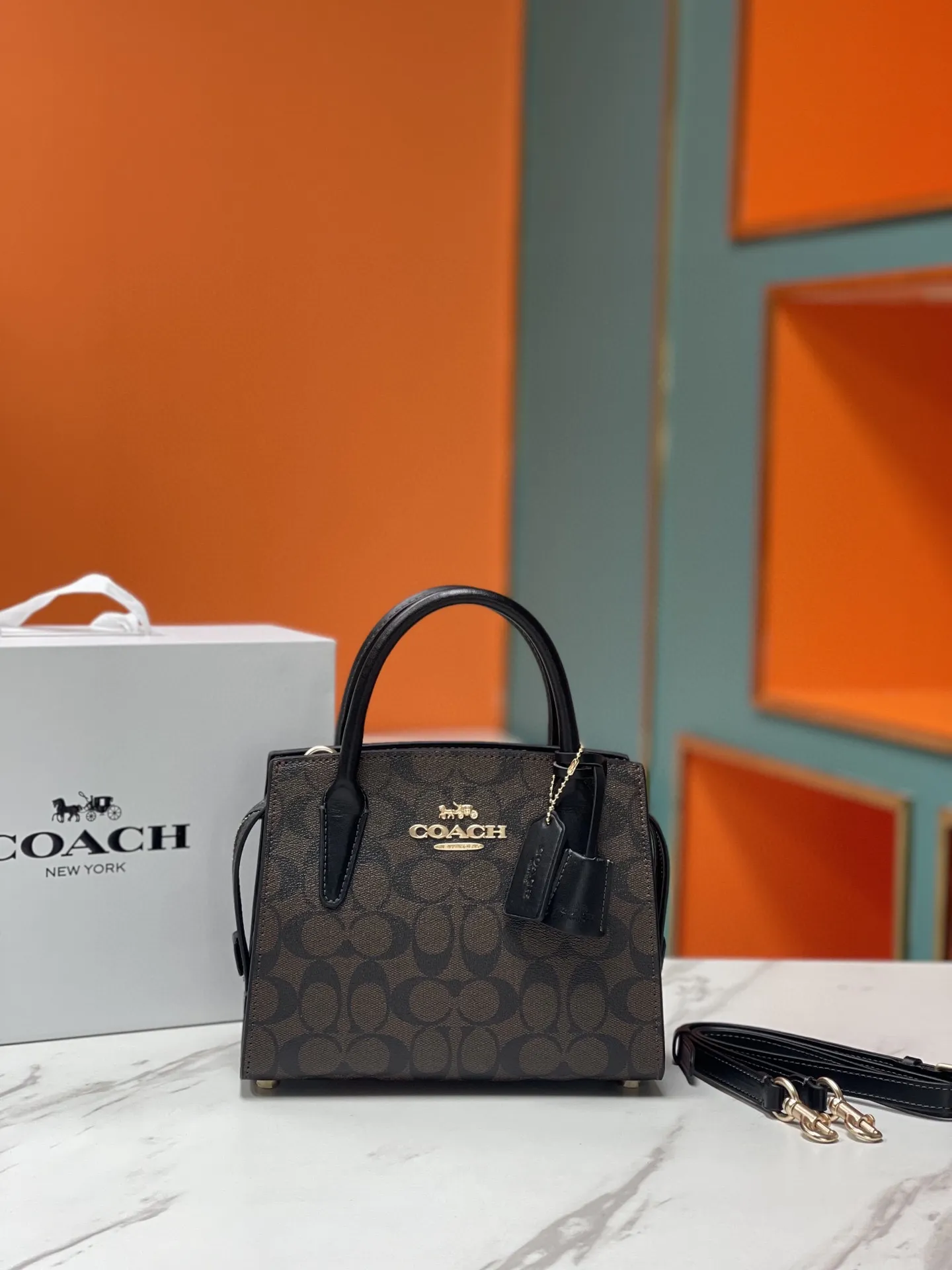 Top original order p440💰COACH/Coach new model CP266 January new Andrea Diana bag, versatile bag for autumn and winter, classic color matching, versatile style, timeless Diana bag, can be easily used and matched as a hand-held crossbody. The zipper design protects items from falling out. It is not too large but has a pleasant capacity, which is sufficient and easy to carry. Size 22X16.5X11.5