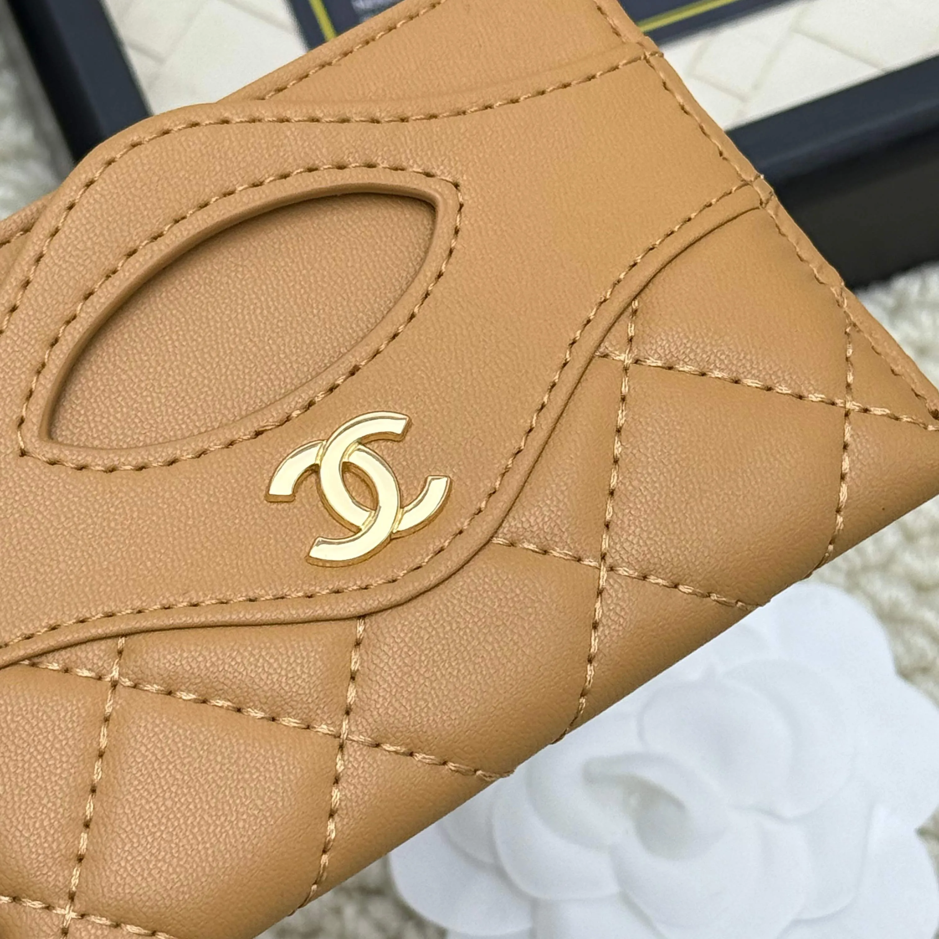 💰110 Chanel's new model, model: AP7776 31 card holder, sheepskin ball pattern. This new 31 card holder comes in several cute pink colors and can hold 6 or 7 cards no problem❣️ Size: 8*11