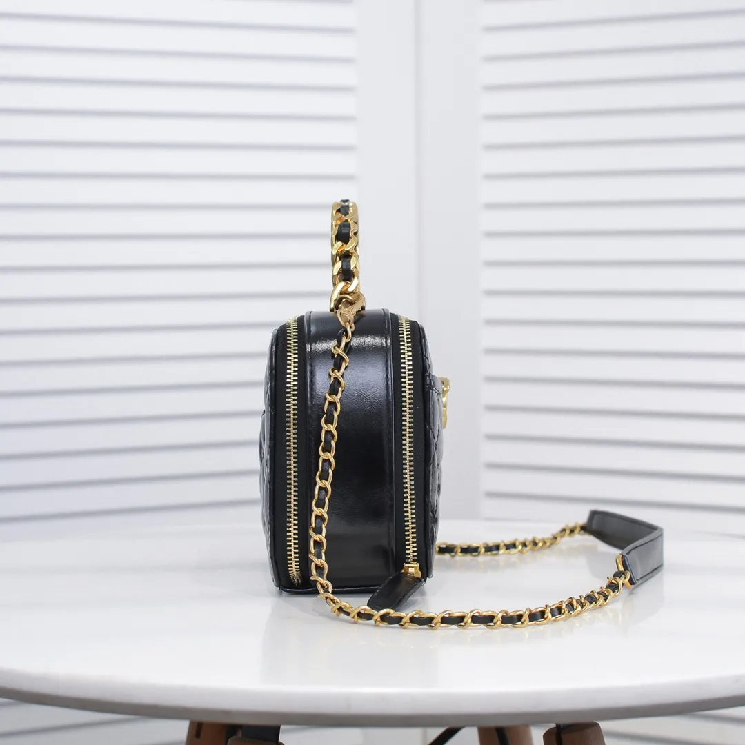 💰420￥Large size👑Chanel 2021 latest large and small camera bags are shipped! The double-zipper handheld camera bag is on sale now; it is made of imported top-layer oil-waxed calfskin. It has a strong sense of light. The leather chain-shaped handle has a retro style, and the compartment design is destined to have extraordinary capacity; it is super easy to store. It combines sophistication and fashion, and it is also great to use as a cosmetic case! Size: Large 13.5*18.5x7.5cm Style number: 9055