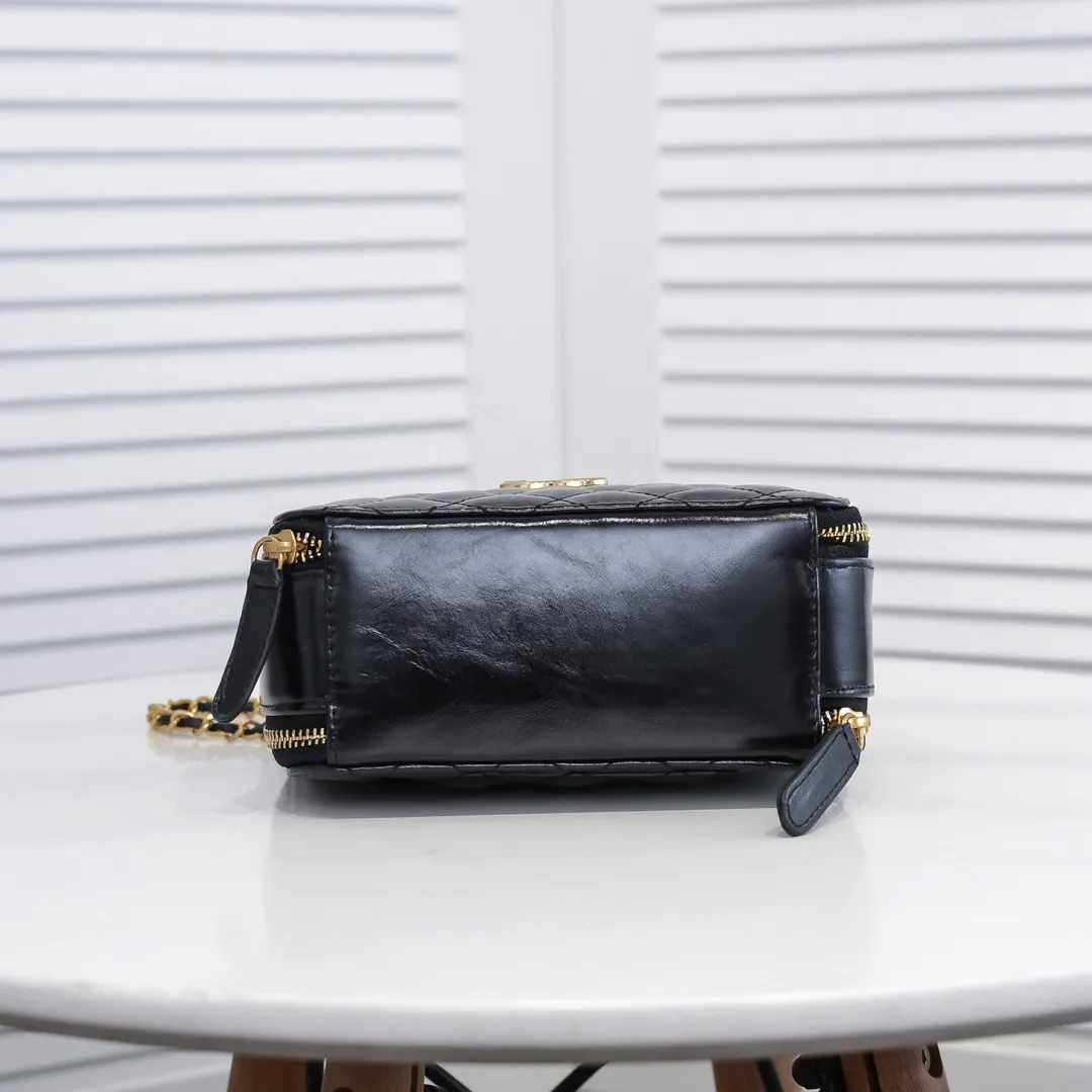 💰420￥Large size👑Chanel 2021 latest large and small camera bags are shipped! The double-zipper handheld camera bag is on sale now; it is made of imported top-layer oil-waxed calfskin. It has a strong sense of light. The leather chain-shaped handle has a retro style, and the compartment design is destined to have extraordinary capacity; it is super easy to store. It combines sophistication and fashion, and it is also great to use as a cosmetic case! Size: Large 13.5*18.5x7.5cm Style number: 9055