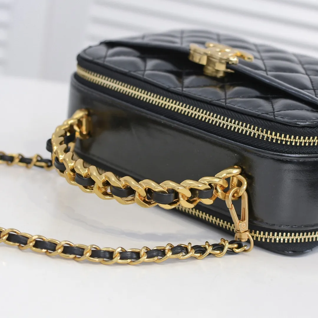 💰420￥Large size👑Chanel 2021 latest large and small camera bags are shipped! The double-zipper handheld camera bag is on sale now; it is made of imported top-layer oil-waxed calfskin. It has a strong sense of light. The leather chain-shaped handle has a retro style, and the compartment design is destined to have extraordinary capacity; it is super easy to store. It combines sophistication and fashion, and it is also great to use as a cosmetic case! Size: Large 13.5*18.5x7.5cm Style number: 9055