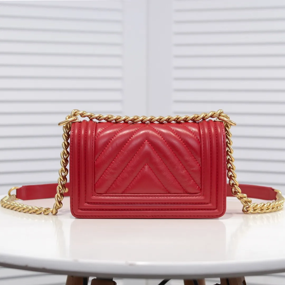 💰400￥ (Full sheepskin with original hardware) [Smile] Chanel Chanel 👑 Lambskin [Lightning] Thickened electroplated hardware accessories 🌈 The workmanship is comparable to the original order 💪 The bottom can be pinched and rebounded without trace, absolutely spot-on and real-life, fashionable and durable 💪💪 High-end quality, no pressure in and out of the drill cabinet 💏, size 20*12*7cm, style number 67085