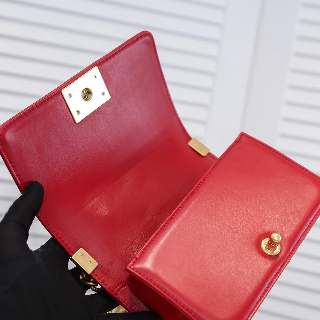 💰400￥ (Full sheepskin with original hardware) [Smile] Chanel Chanel 👑 Lambskin [Lightning] Thickened electroplated hardware accessories 🌈 The workmanship is comparable to the original order 💪 The bottom can be pinched and rebounded without trace, absolutely spot-on and real-life, fashionable and durable 💪💪 High-end quality, no pressure in and out of the drill cabinet 💏, size 20*12*7cm, style number 67085