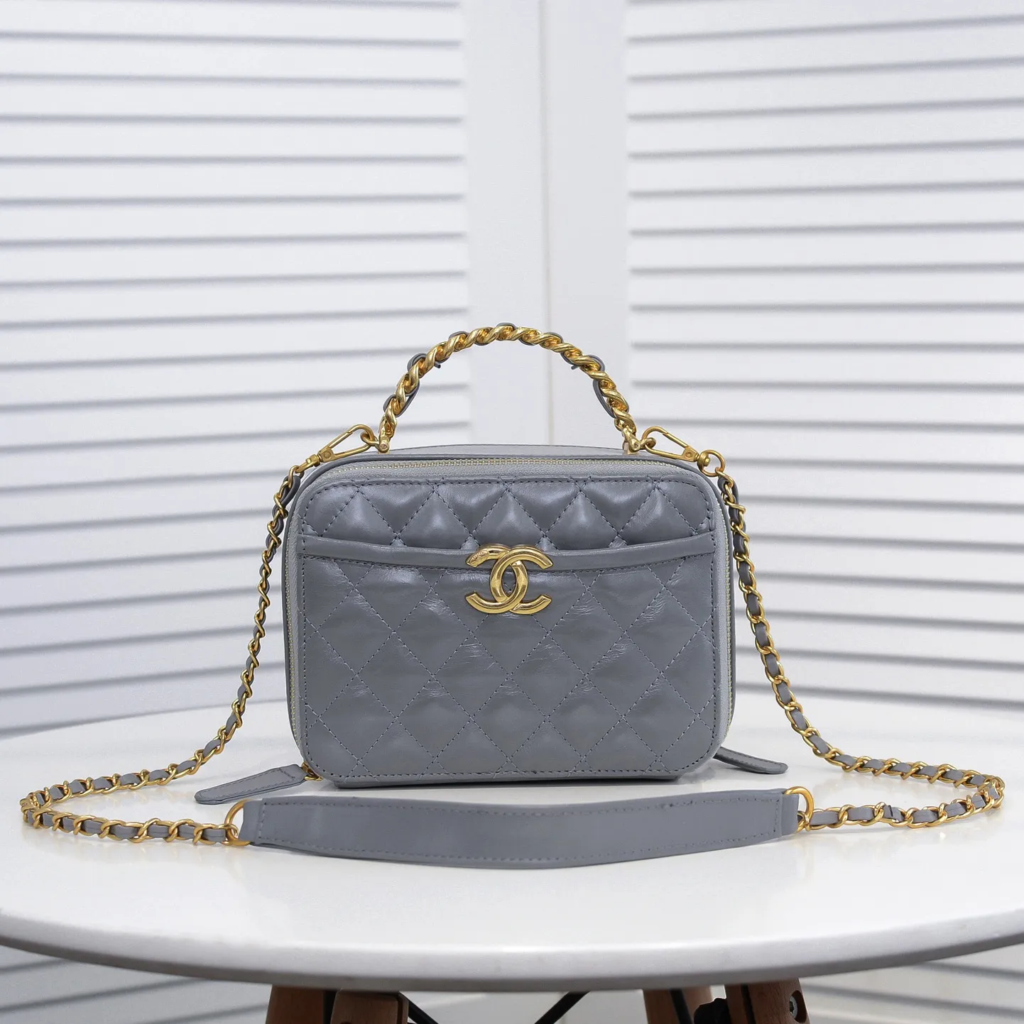 💰420￥Large size👑Chanel 2021 latest large and small camera bags are shipped! The double-zipper handheld camera bag is on sale now; it is made of imported top-layer oil-waxed calfskin. It has a strong sense of light. The leather chain-shaped handle has a retro style, and the compartment design is destined to have extraordinary capacity; it is super easy to store. It combines sophistication and fashion, and it is also great to use as a cosmetic case! Size: Large 13.5*18.5x7.5cm Style number: 9055
