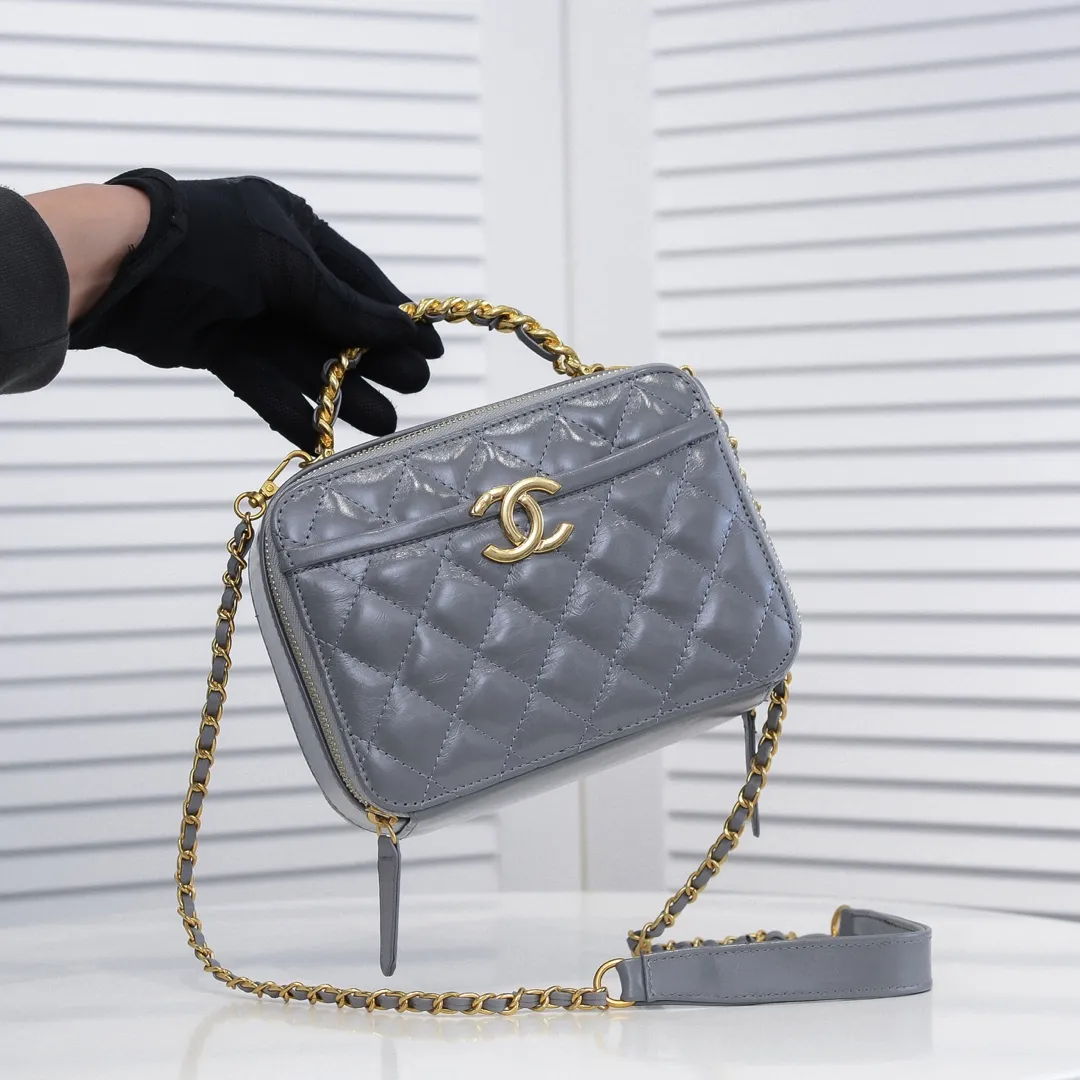 💰420￥Large size👑Chanel 2021 latest large and small camera bags are shipped! The double-zipper handheld camera bag is on sale now; it is made of imported top-layer oil-waxed calfskin. It has a strong sense of light. The leather chain-shaped handle has a retro style, and the compartment design is destined to have extraordinary capacity; it is super easy to store. It combines sophistication and fashion, and it is also great to use as a cosmetic case! Size: Large 13.5*18.5x7.5cm Style number: 9055