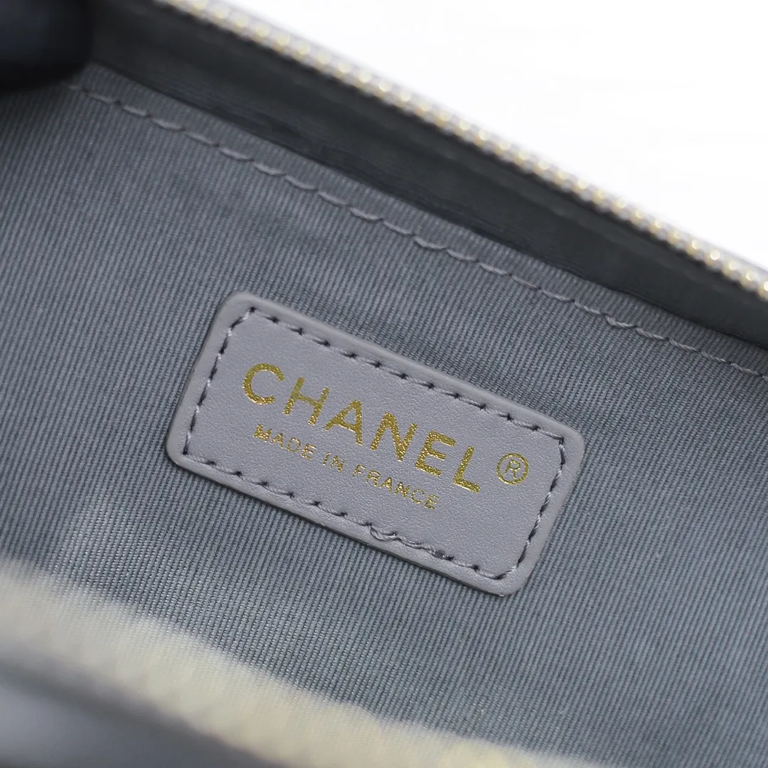 💰420￥Large size👑Chanel 2021 latest large and small camera bags are shipped! The double-zipper handheld camera bag is on sale now; it is made of imported top-layer oil-waxed calfskin. It has a strong sense of light. The leather chain-shaped handle has a retro style, and the compartment design is destined to have extraordinary capacity; it is super easy to store. It combines sophistication and fashion, and it is also great to use as a cosmetic case! Size: Large 13.5*18.5x7.5cm Style number: 9055