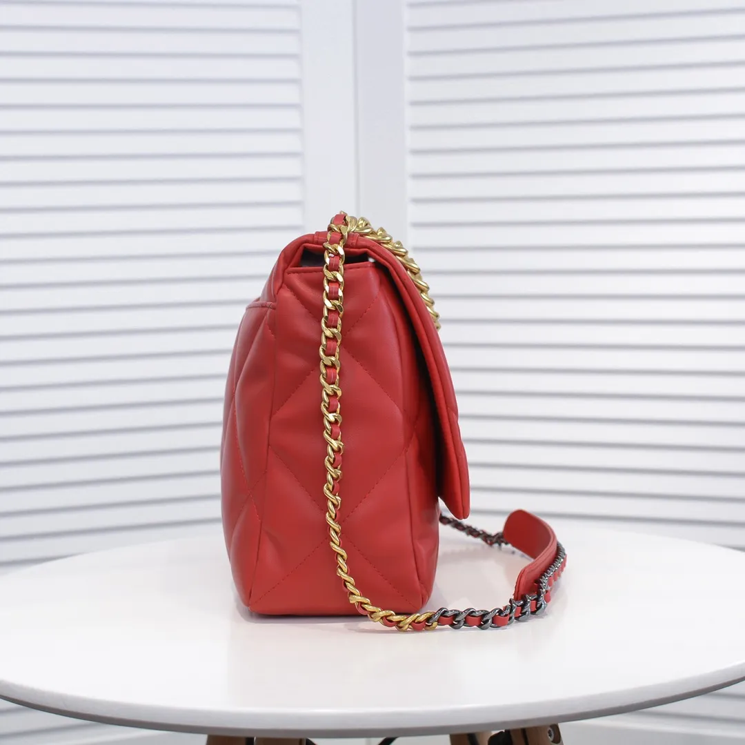 💰480￥Chanel’s latest popular model in big red size is now available📣📣Synchronized with counters🤭Imported cowhide🐂feels very soft. The upper body effect is super good, it can be carried by hand, on one shoulder or cross-body, showing the elegance and charm of women. Hurry up and get it. Style number: 9012. Size: 36*24*14cm.