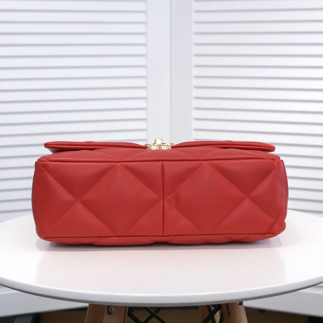 💰480￥Chanel’s latest popular model in big red size is now available📣📣Synchronized with counters🤭Imported cowhide🐂feels very soft. The upper body effect is super good, it can be carried by hand, on one shoulder or cross-body, showing the elegance and charm of women. Hurry up and get it. Style number: 9012. Size: 36*24*14cm.