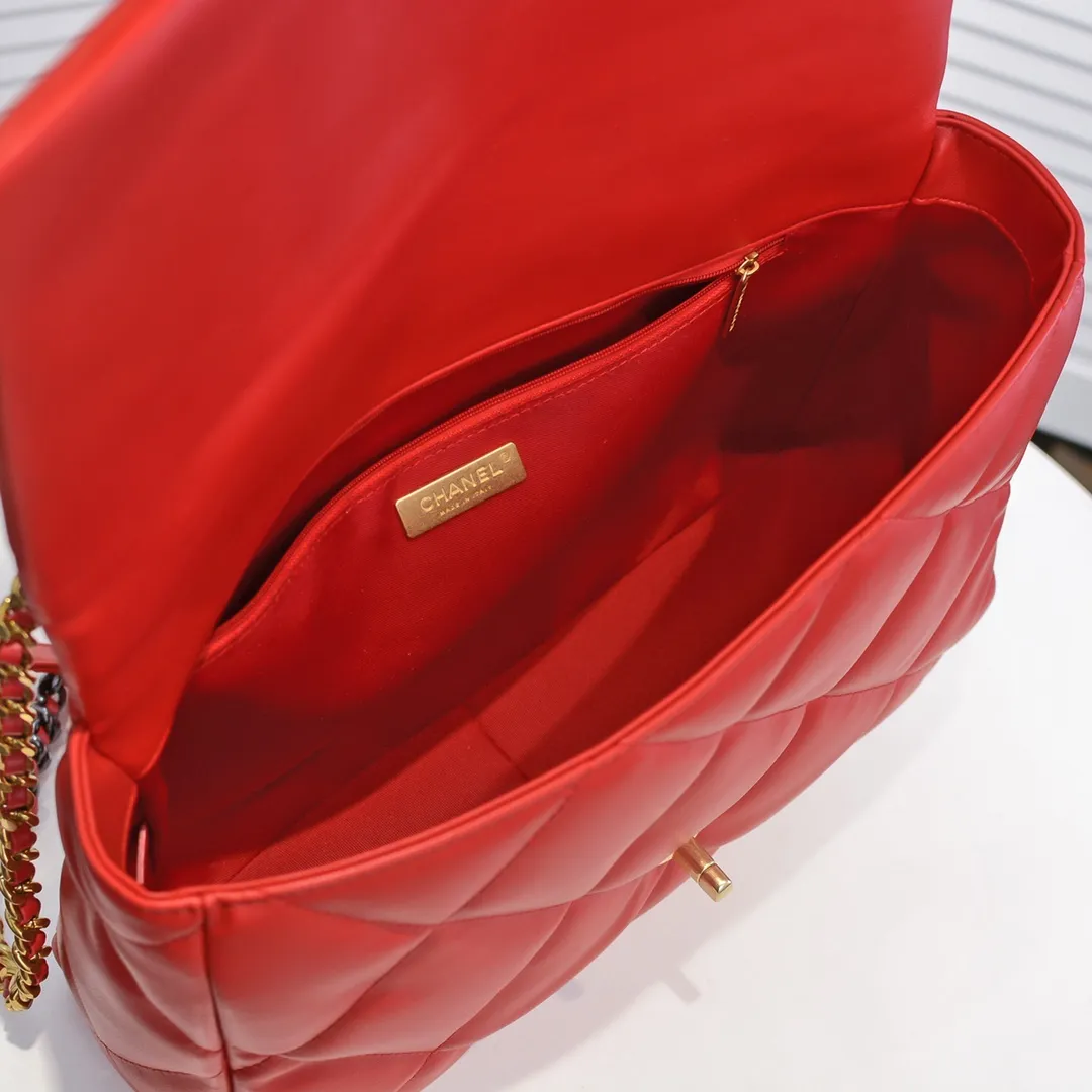 💰480￥Chanel’s latest popular model in big red size is now available📣📣Synchronized with counters🤭Imported cowhide🐂feels very soft. The upper body effect is super good, it can be carried by hand, on one shoulder or cross-body, showing the elegance and charm of women. Hurry up and get it. Style number: 9012. Size: 36*24*14cm.