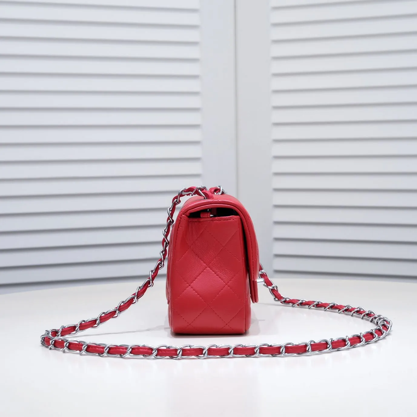 💰310￥Big red Chanel🔺🚴🏼💸Choose high-quality sheepskin🌺Original split version to create one to one 💯The hand feel is first-class, 🌲The camera-shaped inspired design fully embodies perfection! [Qiang] [Qiang] Integrates art and practicality, [Ladybug] Gorgeous and low-key plump 💯📨📨Classic is irresistible, ♒ You have to receive it to understand ✈✈🍭🍭Insist on high quality and low price🐟🐟, model number: 1115, size: 17.5*13*5 cm
