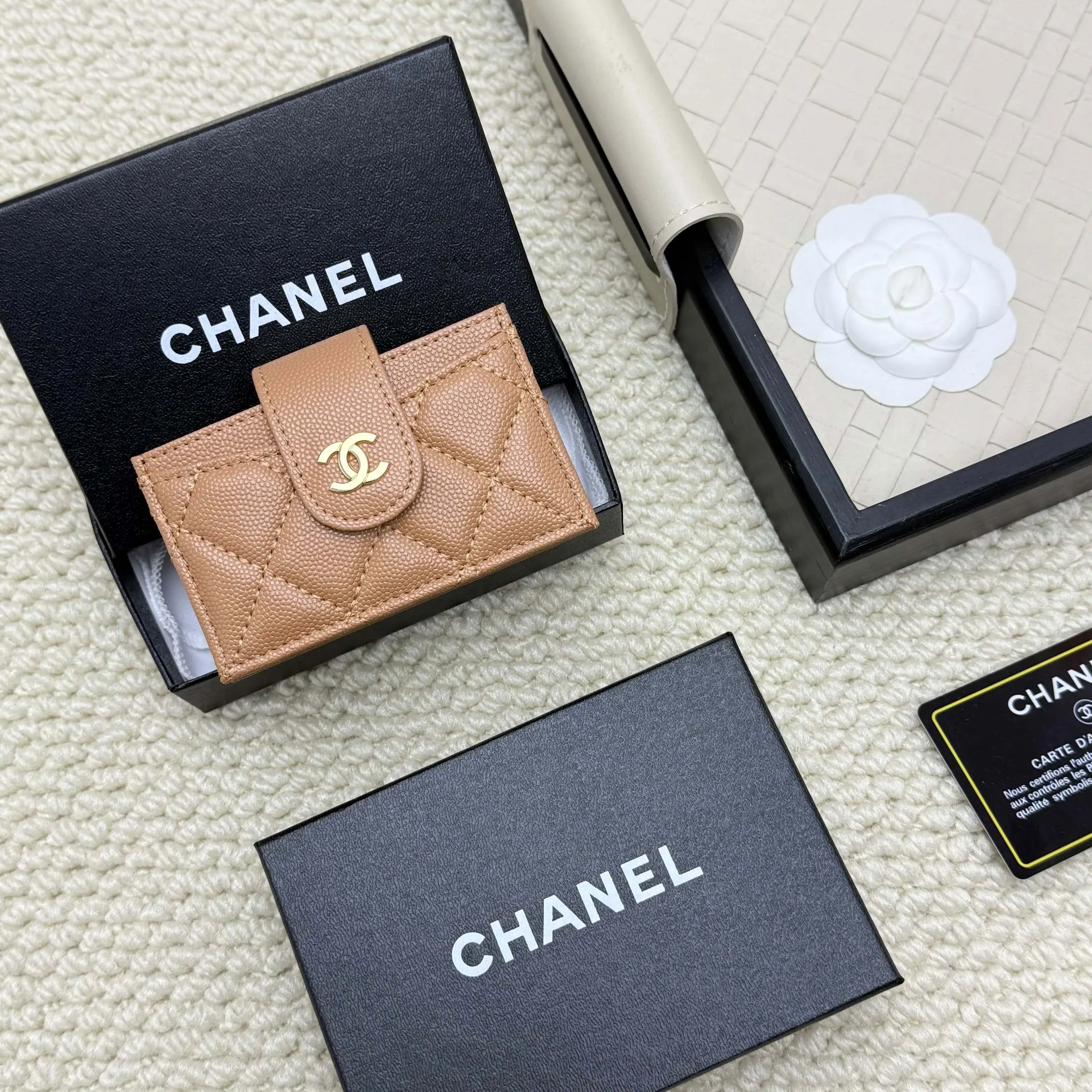 💰130 CHANEL Caviar Sheepskin Accord Card Holder, this card holder is different from ordinary card holders, with an accordion design [色色R], you can easily see each card without having to pull it out. The entire card holder has a total of six card slots, four of which can hold many cards😘😘😘 It is so beautiful, Xiangxiang is really good at designing this card holder, number AT600. Dimensions: Width 10*Height 6*Thickness 2