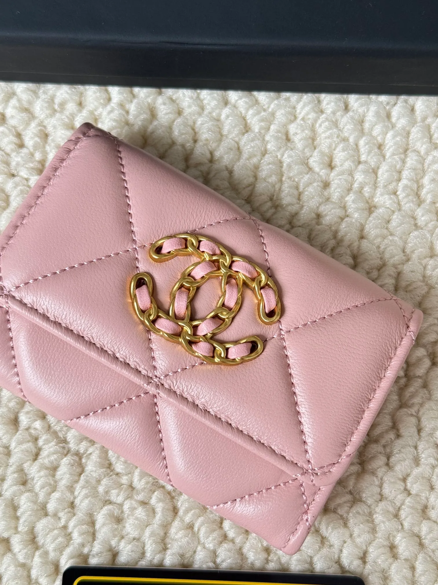 💰130 model number AP3610 CHANEL new flap coin purse. This year’s latest logo is paired with rhombus, lambskin and retro hardware... This card holder has a large capacity. It can hold about 1,000 yuan at a 20% discount of 100 yuan, and it can also hold 2.3 cards, which is very practical! Size 11*8.5*3cm