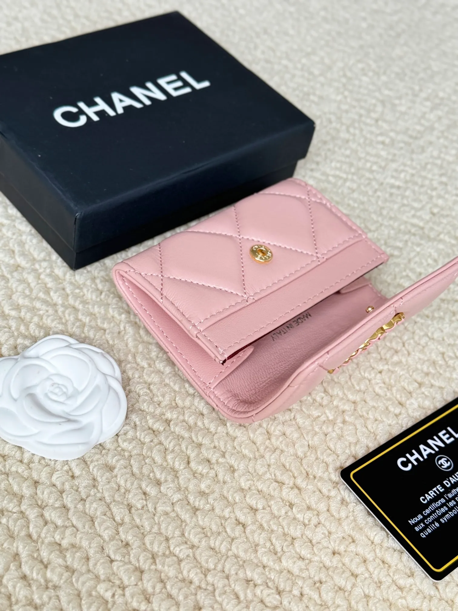 💰130 model number AP3610 CHANEL new flap coin purse. This year’s latest logo is paired with rhombus, lambskin and retro hardware... This card holder has a large capacity. It can hold about 1,000 yuan at a 20% discount of 100 yuan, and it can also hold 2.3 cards, which is very practical! Size 11*8.5*3cm