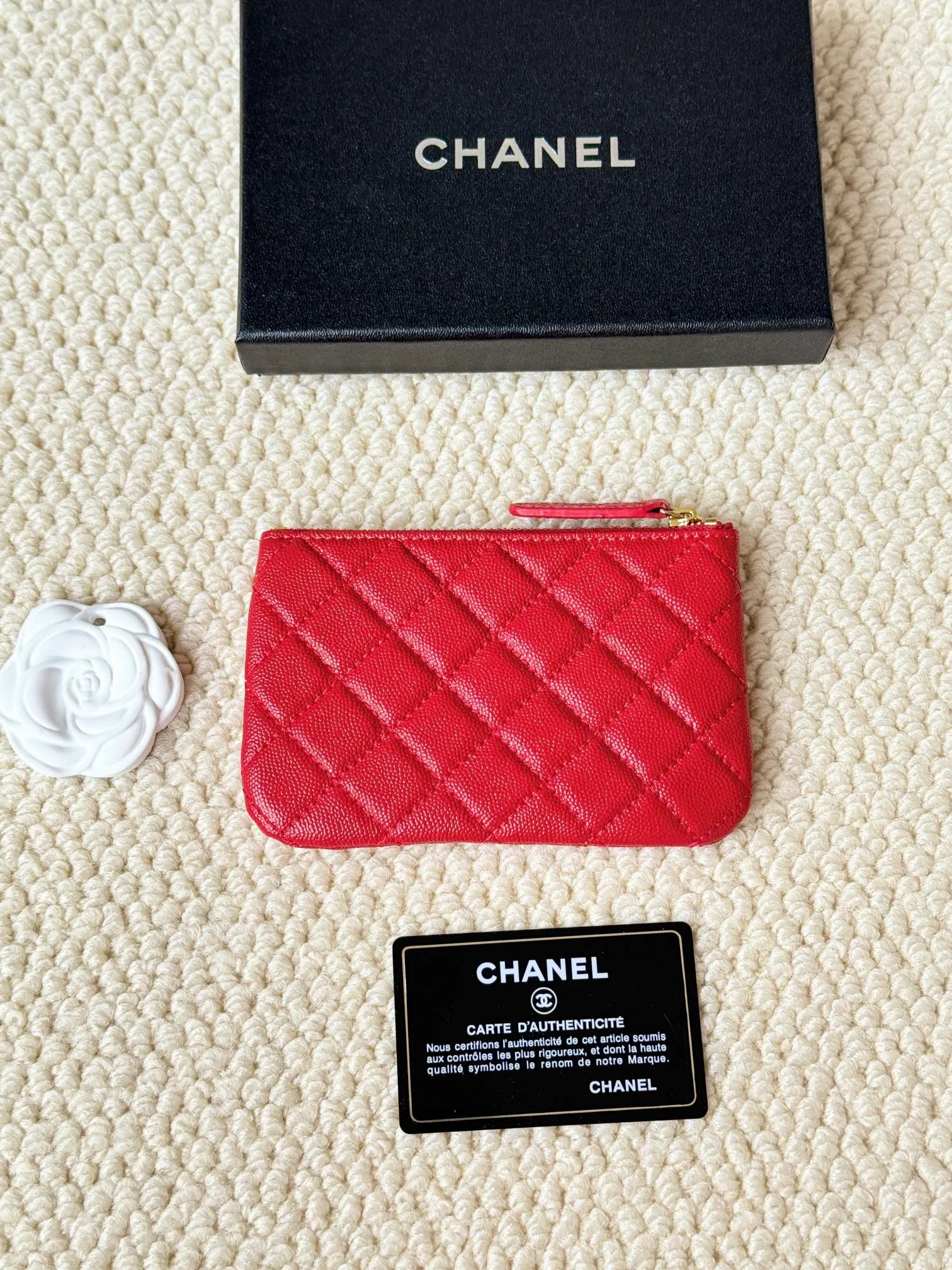 💰130 CHANEL 22k embossed lgo large double C hardware, fresh design, exquisite replica flavor, very beautiful, official website 2023 latest 🆕Card holder. Caviar medium ball grain cowhide is anti-scratch, super glossy. It is troublesome to carry a bag that is too big in summer. It is suitable for putting in a mini bag, and it is convenient to put in your pocket😍 The bag has a zipper, super practical, you can also put cards, change, coins, keys inside! Style number: 82365 Size: 15*8.5 Color: ball pattern gold,