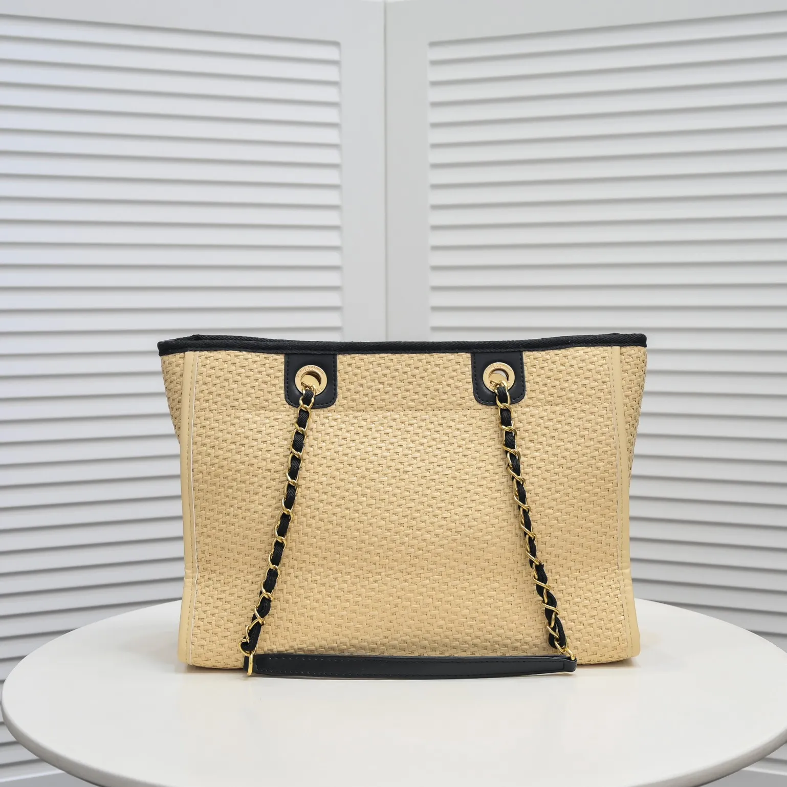 💰420￥Chanel｜21 new straw beach bag🏖️ Straw shopping bag! 2021Ss spring and summer straw beach bag, integrated with fur, continues the 19th year element logo beach shopping bag, it is simply a great combination of the century, showing that the classic elements of Xiaoxiang style are not outdated! ! Straw woven shopping bag 🏖️The only thought I have when I see it is that I can’t wait to take it to the beach for vacation⛱️ The style can be either salty or sweet, easy to find, not too beautiful, full of summer flavor, perfect score for fashion‼ ️ Size: 33*28*18cm Style number: 67001 letters