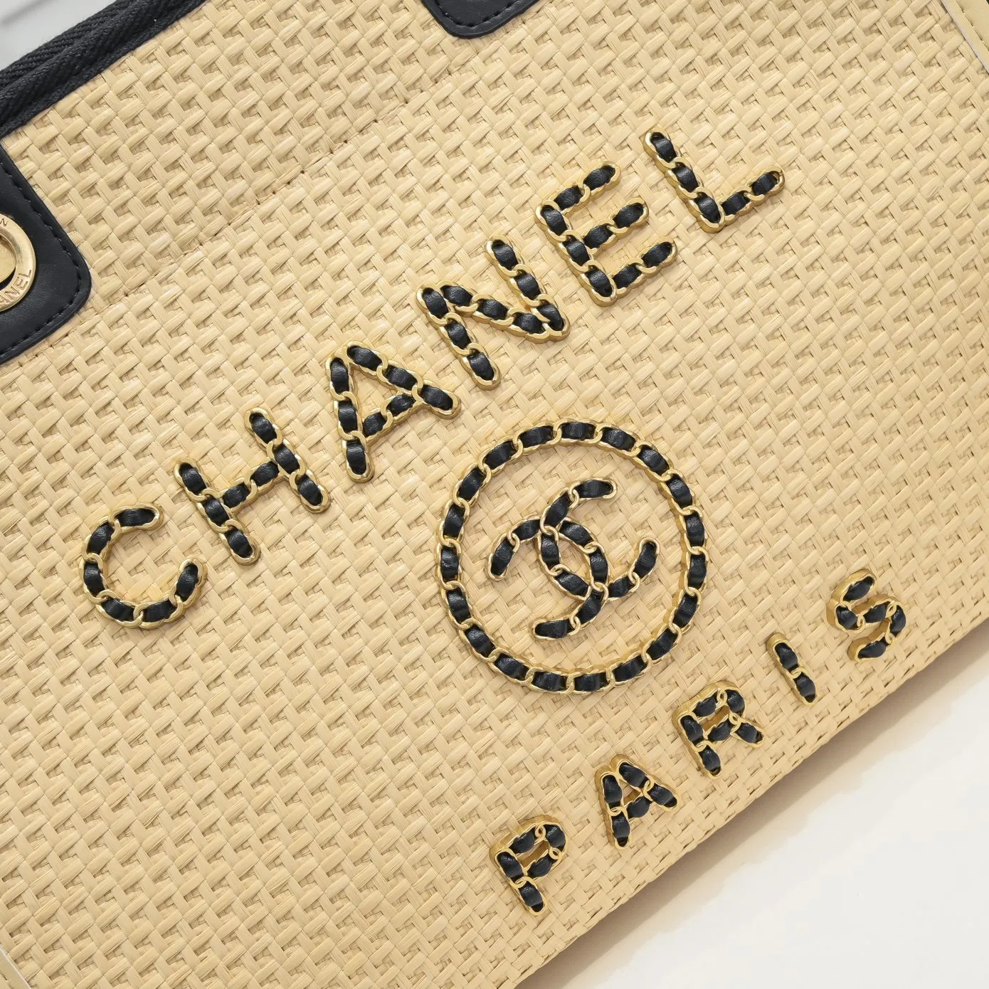 💰420￥Chanel｜21 new straw beach bag🏖️ Straw shopping bag! 2021Ss spring and summer straw beach bag, integrated with fur, continues the 19th year element logo beach shopping bag, it is simply a great combination of the century, showing that the classic elements of Xiaoxiang style are not outdated! ! Straw woven shopping bag 🏖️The only thought I have when I see it is that I can’t wait to take it to the beach for vacation⛱️ The style can be either salty or sweet, easy to find, not too beautiful, full of summer flavor, perfect score for fashion‼ ️ Size: 33*28*18cm Style number: 67001 letters
