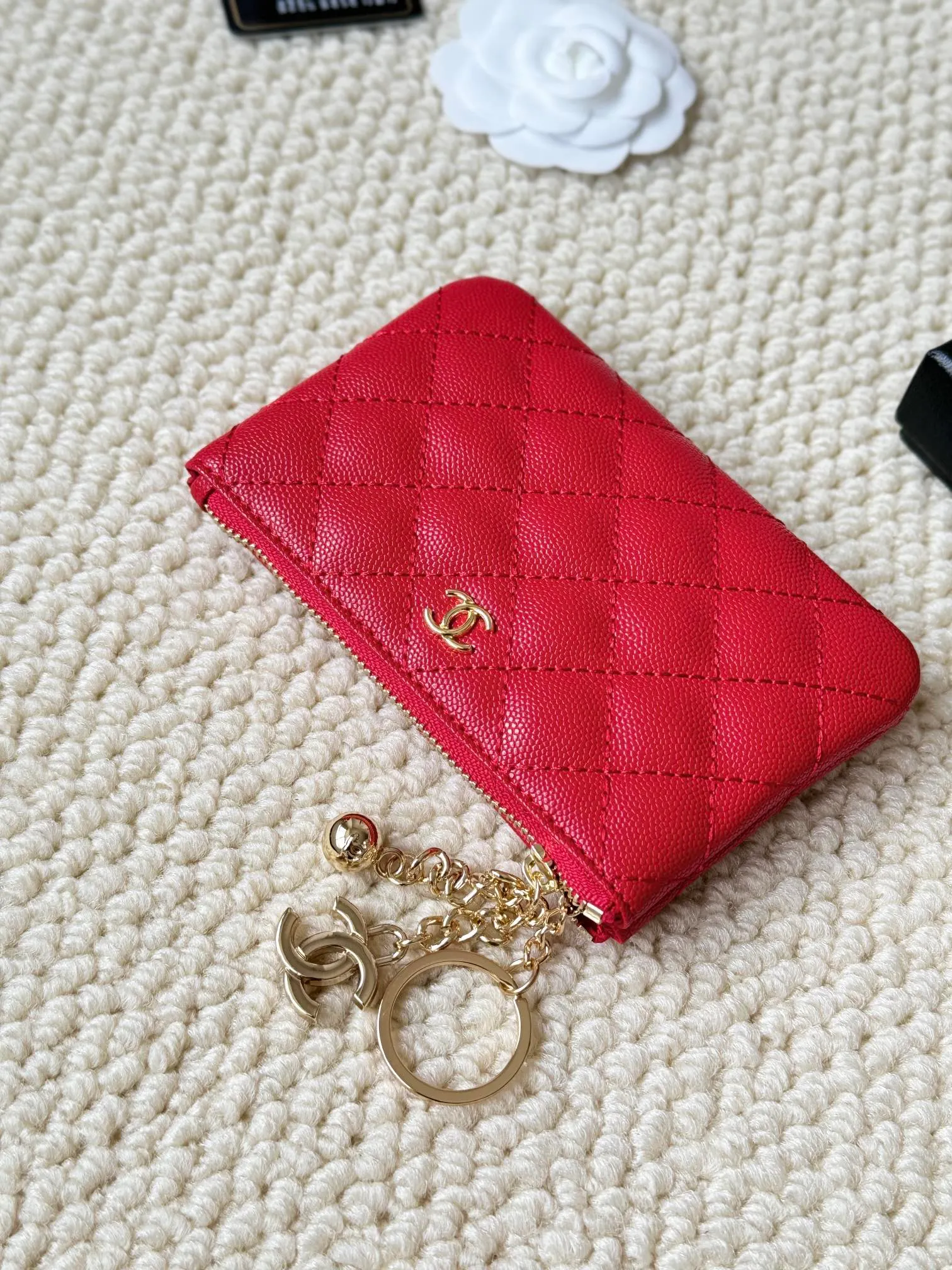 💰130 chanel cowhide caviar pendant coin purse💦 Style number: A50168 Classic small carry-on bag, one of the most practical bags in the era of mobile payment, cards, change, keys and lipstick in one package, cute, practical and connotative, nice card holder, key bag, coin purse, lipstick bag Reference size: 9.5×15×0.5cm