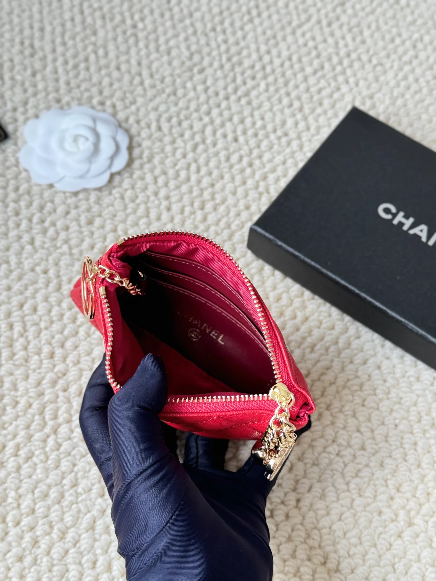 💰130 chanel cowhide caviar pendant coin purse💦 Style number: A50168 Classic small carry-on bag, one of the most practical bags in the era of mobile payment, cards, change, keys and lipstick in one package, cute, practical and connotative, nice card holder, key bag, coin purse, lipstick bag Reference size: 9.5×15×0.5cm
