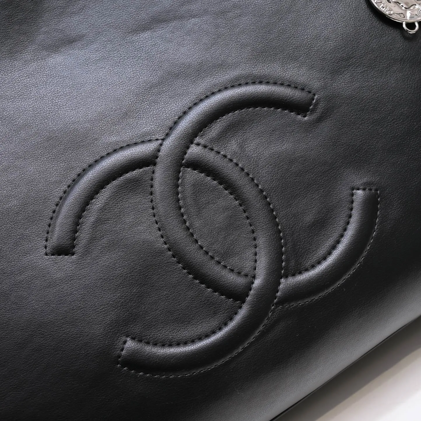 💰480￥Chanel new shopping bag in stock✨✨Chanl A2021 high-end handmade workshop new product tote bag shopping bag 🛍️Simple solid color large logo with woven hardware chain shoulder strap, with silver logo pendant, reflecting the characteristics of the entire bag. It will definitely become a Vintage style in the future! The cowhide leather is super soft, simple, low-key but luxurious, super large capacity, portable and shoulder-carryable! It can hold everything you need for daily outings. This is a perfect bag for holidays! I have to love it💅Model number: 9068 size 42x29cm