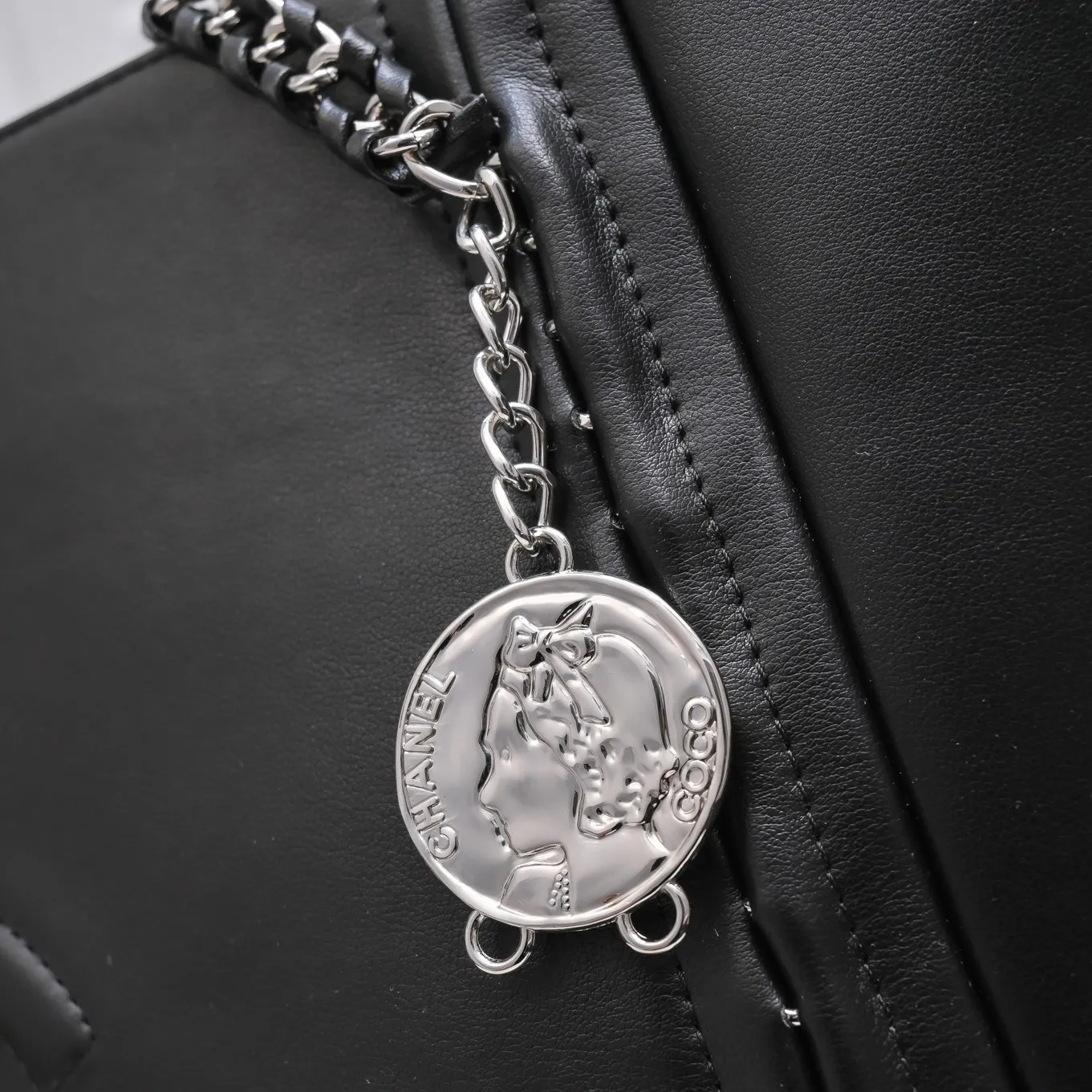 💰480￥Chanel new shopping bag in stock✨✨Chanl A2021 high-end handmade workshop new product tote bag shopping bag 🛍️Simple solid color large logo with woven hardware chain shoulder strap, with silver logo pendant, reflecting the characteristics of the entire bag. It will definitely become a Vintage style in the future! The cowhide leather is super soft, simple, low-key but luxurious, super large capacity, portable and shoulder-carryable! It can hold everything you need for daily outings. This is a perfect bag for holidays! I have to love it💅Model number: 9068 size 42x29cm