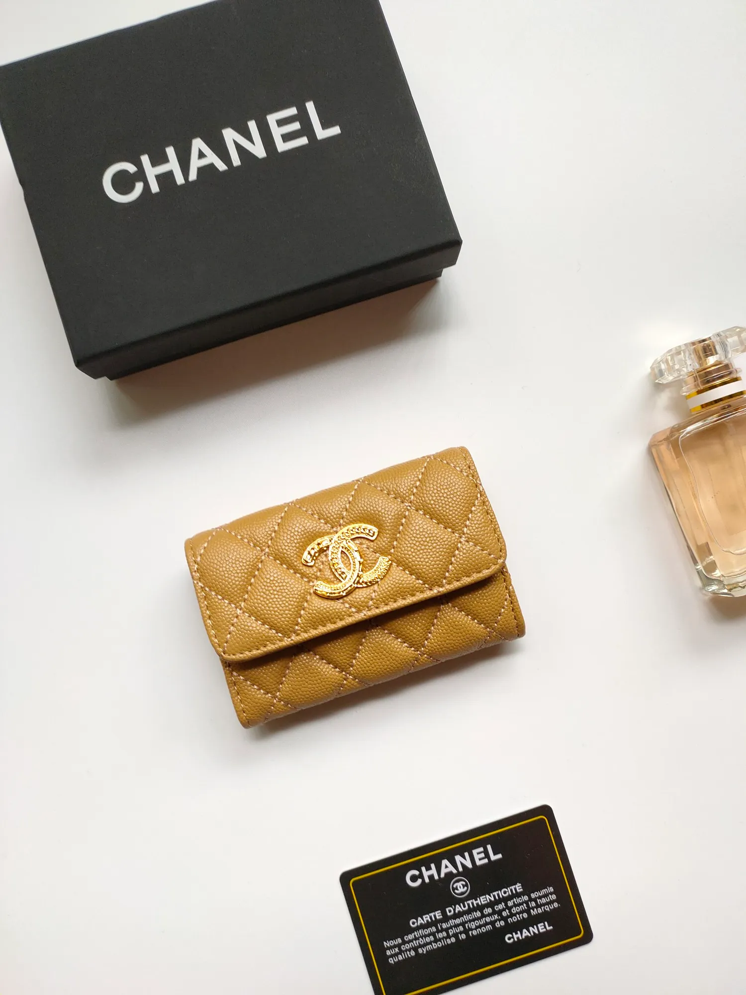 💰140💰 Model AP6118 CHANEL 22k embossed hardware, new double C large lgo with exquisite replica flavor, very beautiful, official website 2023 latest 🆕Card holder Caviar medium ball grain cowhide is scratch-resistant, super glossy, no problem to put about 10 cards, one card can be placed in the cover card slot, and cards + coins can also be placed in the middle It is troublesome to carry a bag that is too big in summer, so it is suitable to put it in a mini bag, which is also convenient to carry in your pocket😍