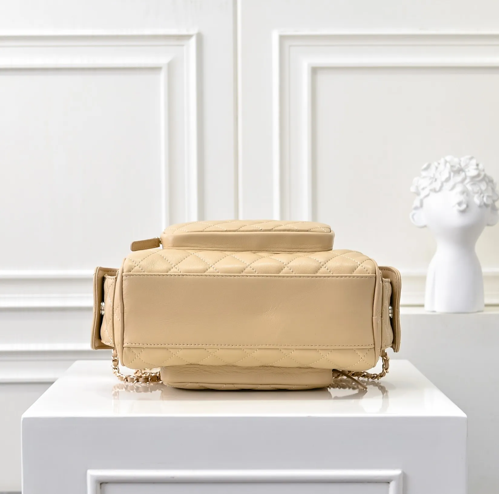 💰540￥👑 I like the new CHANEL 24K bowling camera bag so much, lambskin with gold metal. It feels soft and comfortable. The upper body is high-end; the multi-layer design adds a lot of surprises to travel. It is both casual and fashionable ❤️ It looks so high-end! Size: 25x18cm, style number: 1217