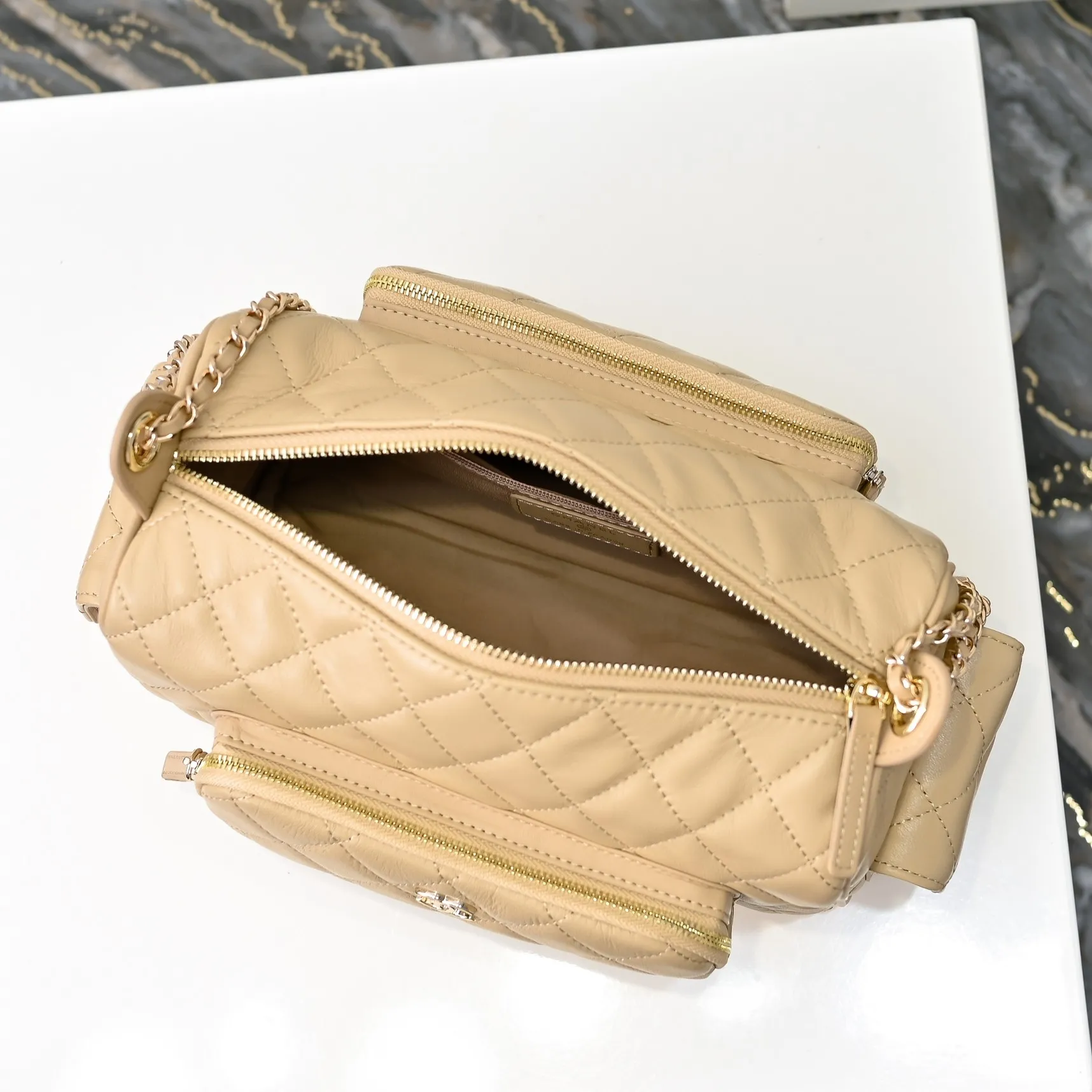 💰540￥👑 I like the new CHANEL 24K bowling camera bag so much, lambskin with gold metal. It feels soft and comfortable. The upper body is high-end; the multi-layer design adds a lot of surprises to travel. It is both casual and fashionable ❤️ It looks so high-end! Size: 25x18cm, style number: 1217
