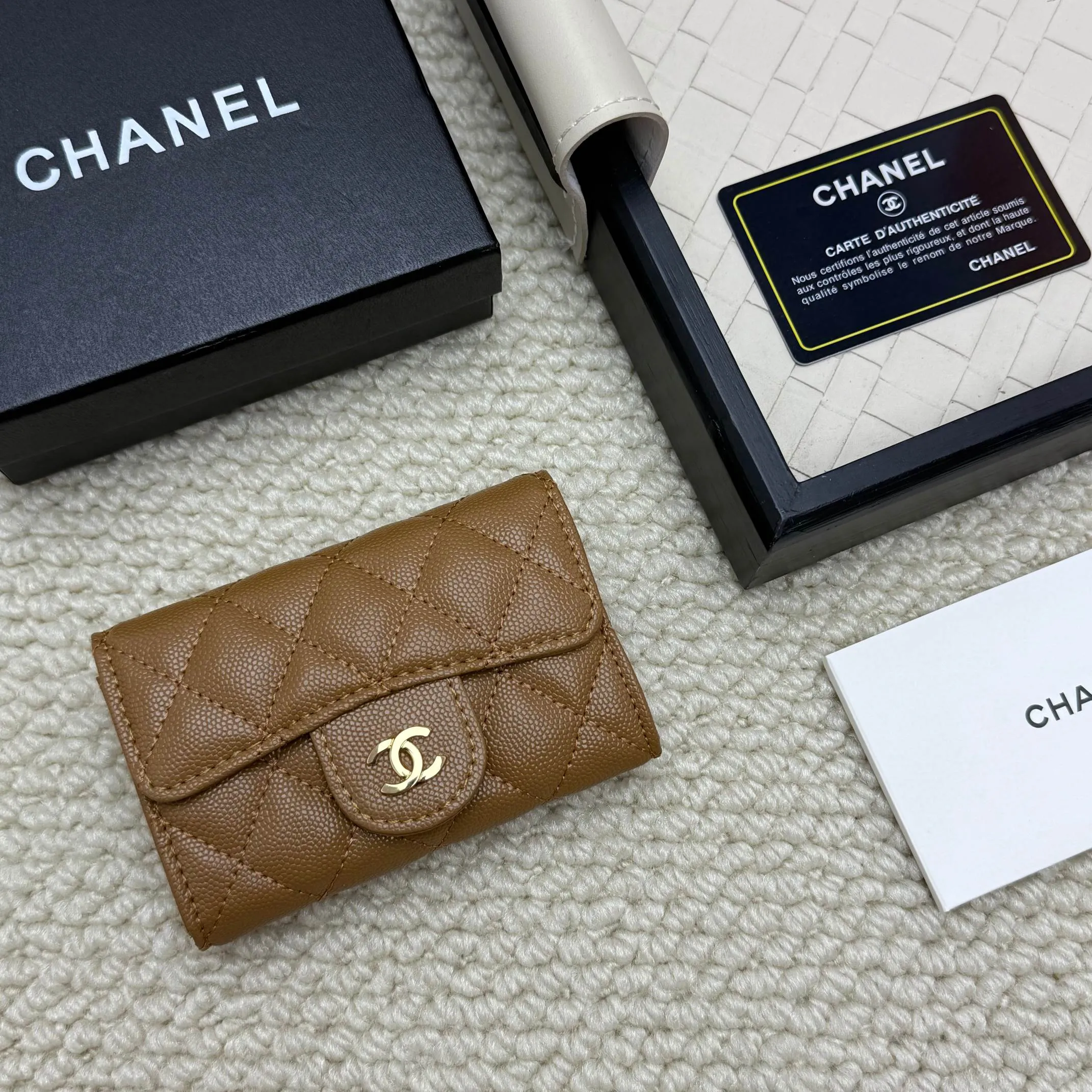 💰130 Chanel’s new product🍃card holder has arrived🍃. This card holder is more practical with an inner zipper😘The details are so beautiful, model number P468, size 11*8.5*3cm.
