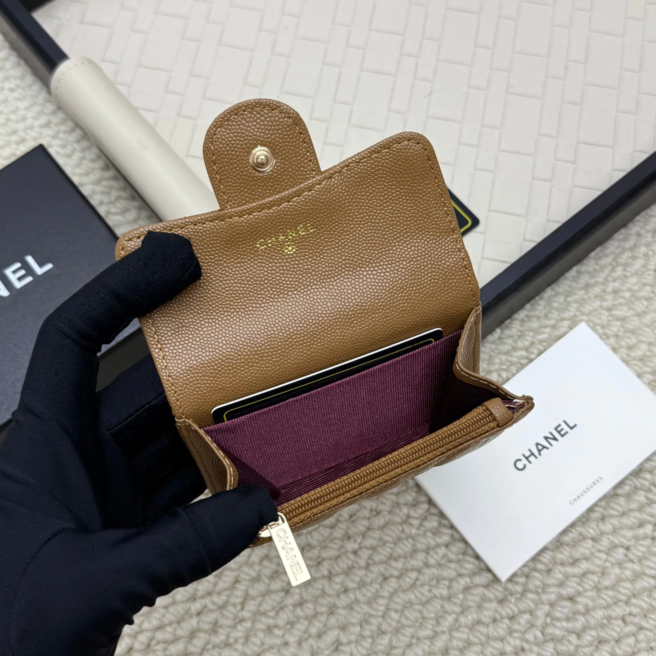 💰130 Chanel’s new product🍃card holder has arrived🍃. This card holder is more practical with an inner zipper😘The details are so beautiful, model number P468, size 11*8.5*3cm.