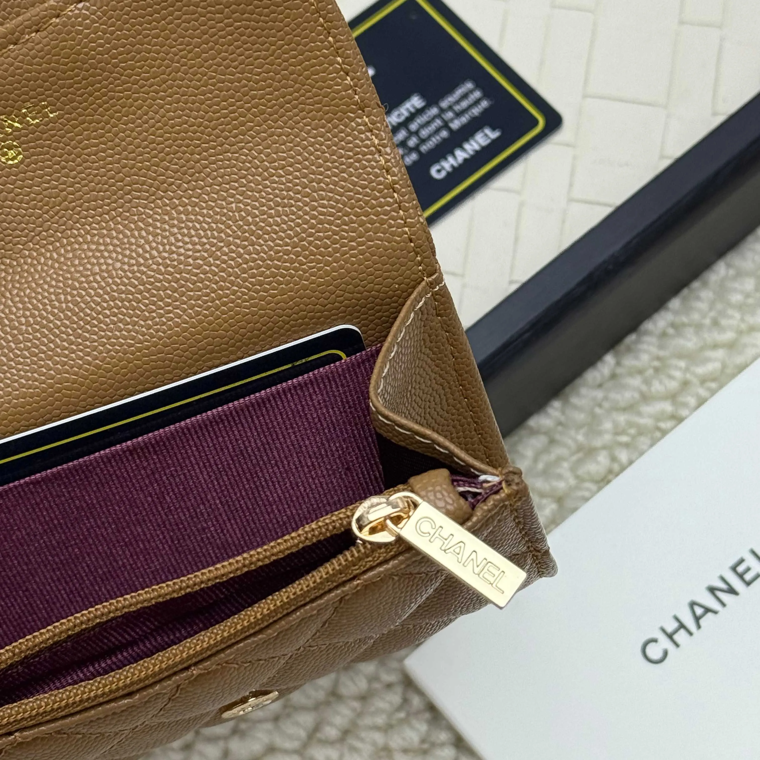 💰130 Chanel’s new product🍃card holder has arrived🍃. This card holder is more practical with an inner zipper😘The details are so beautiful, model number P468, size 11*8.5*3cm.