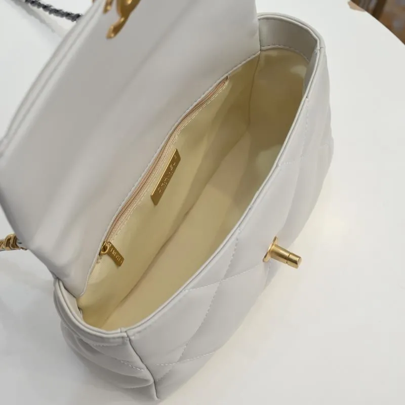💰370￥ Chanel’s latest hot model in off-white small size is now available📣📣Synchronized with counters🤭Imported cowhide🐂feels very soft. The upper body effect is super good, it can be carried by hand, on one shoulder or cross-body, showing the elegance and charm of women. Hurry up and get it. Style number: 9010. Size: 26*16*10cm.