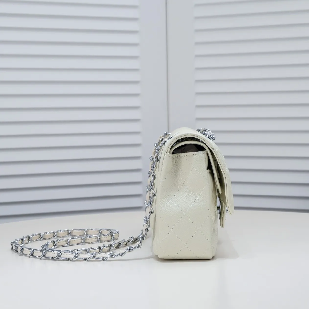 💰400￥ Off-white Chanel,...Palace-level poison👏...Original overseas factory CF2.55...😱 Absolutely the top-notch caviar ball grain cowhide you have never seen...✨Real K gold➰Gold buckle✨👑 The line spacing is perfectly consistent. The side of the bag is perfectly streamlined👏..It must have such a texture to be perfect💋 Follow the 9-pin diamond pattern. The flip cover is smooth and seamless ☑️ Strong visual three-dimensional effect 🔱 The diamond pattern is full and delicate 💑 It is super smooth, soft and comfortable to use 👒 CF is a must-have for girls. Size: 25.5*16*6.5cm. Style number: 1112 ball pattern