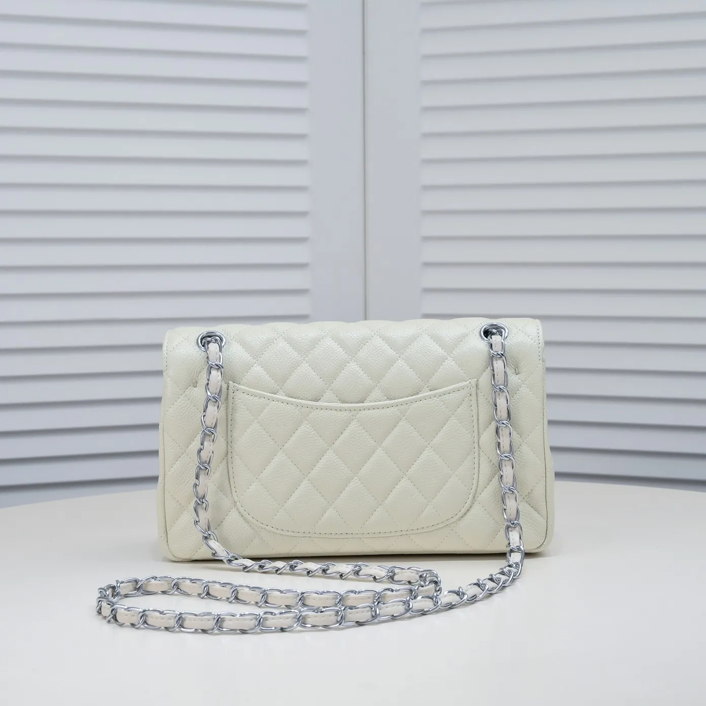 💰400￥ Off-white Chanel,...Palace-level poison👏...Original overseas factory CF2.55...😱 Absolutely the top-notch caviar ball grain cowhide you have never seen...✨Real K gold➰Gold buckle✨👑 The line spacing is perfectly consistent. The side of the bag is perfectly streamlined👏..It must have such a texture to be perfect💋 Follow the 9-pin diamond pattern. The flip cover is smooth and seamless ☑️ Strong visual three-dimensional effect 🔱 The diamond pattern is full and delicate 💑 It is super smooth, soft and comfortable to use 👒 CF is a must-have for girls. Size: 25.5*16*6.5cm. Style number: 1112 ball pattern