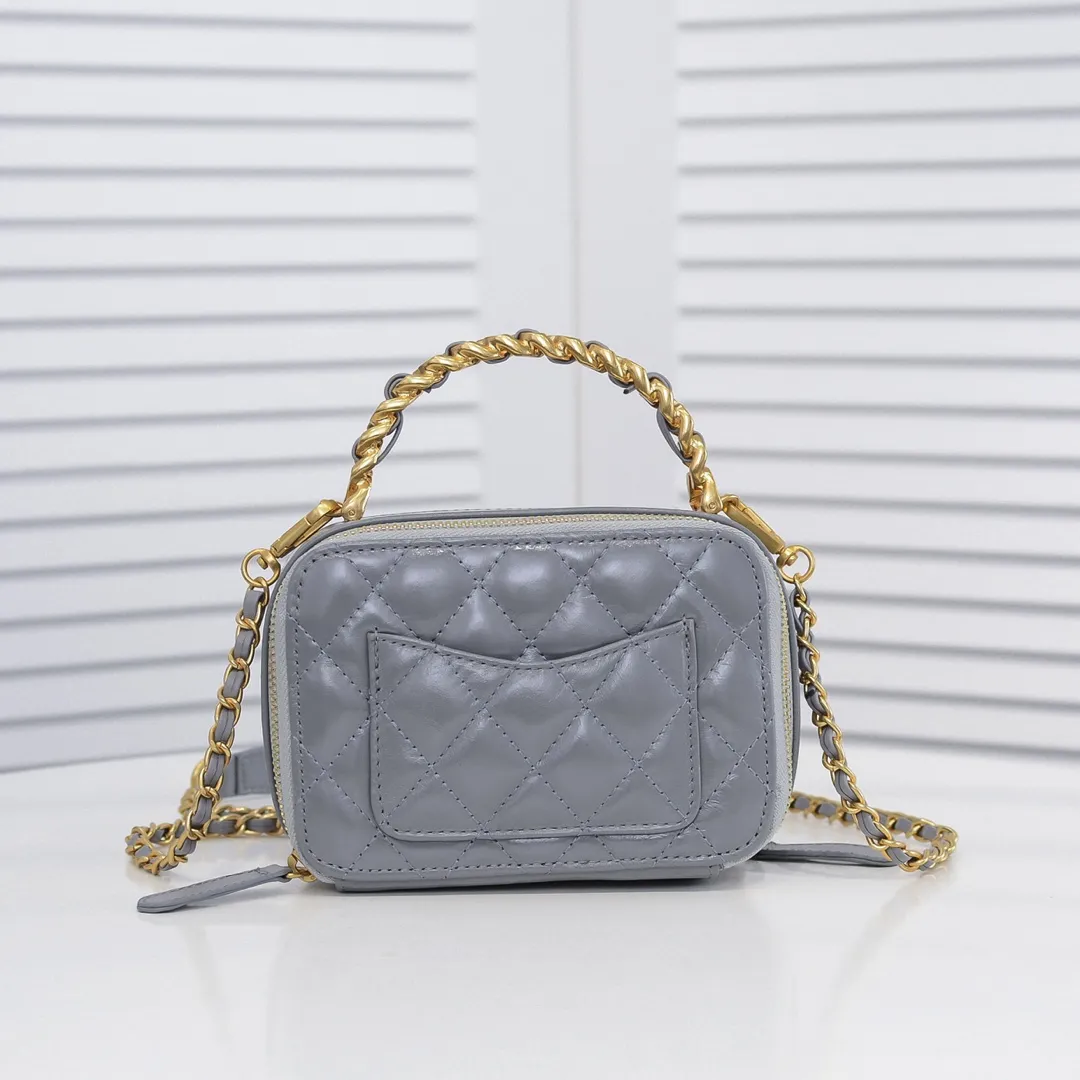 💰400￥Small size👑Chanel 2021 latest large and small camera bags are shipped! The double-zipper handheld camera bag is on sale now; it is made of imported top-layer oil-waxed calfskin. It has a strong sense of light. The leather chain-shaped handle has a retro style, and the compartment design is destined to have extraordinary capacity; it is super easy to store. It combines sophistication and fashion, and it is also great to use as a cosmetic case! Size: Small 14.5*10x7.5cm Style number: 9055 Small