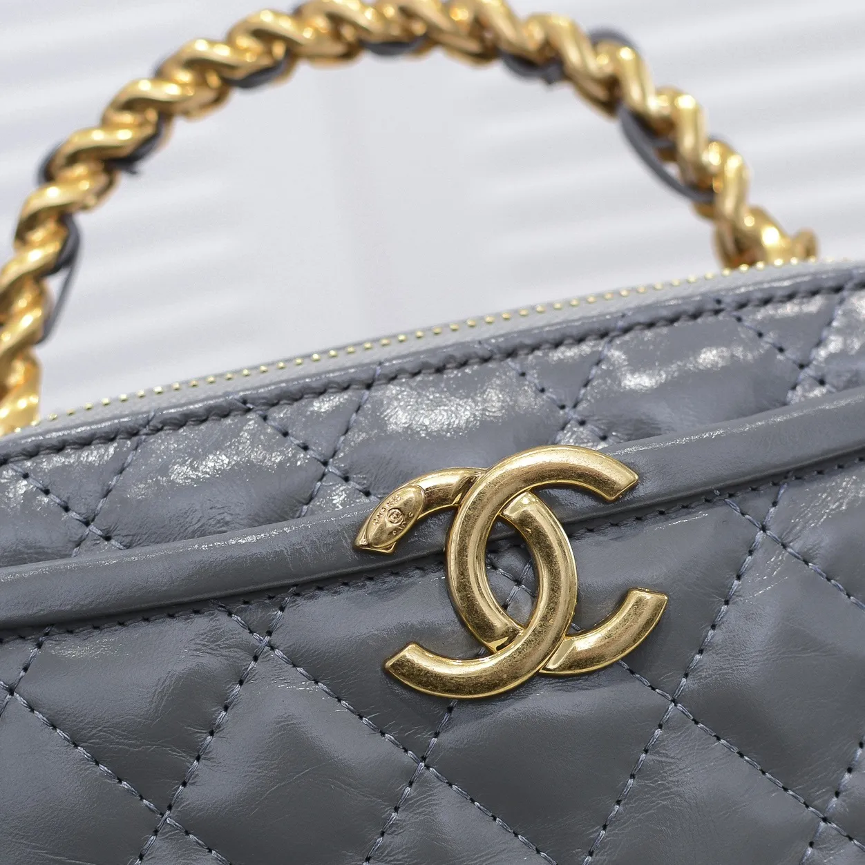 💰400￥Small size👑Chanel 2021 latest large and small camera bags are shipped! The double-zipper handheld camera bag is on sale now; it is made of imported top-layer oil-waxed calfskin. It has a strong sense of light. The leather chain-shaped handle has a retro style, and the compartment design is destined to have extraordinary capacity; it is super easy to store. It combines sophistication and fashion, and it is also great to use as a cosmetic case! Size: Small 14.5*10x7.5cm Style number: 9055 Small