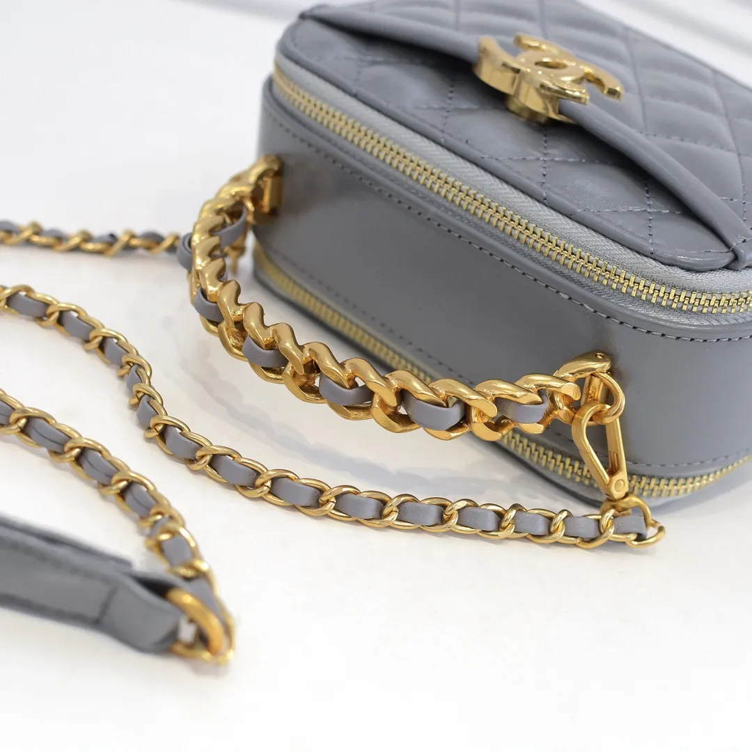 💰400￥Small size👑Chanel 2021 latest large and small camera bags are shipped! The double-zipper handheld camera bag is on sale now; it is made of imported top-layer oil-waxed calfskin. It has a strong sense of light. The leather chain-shaped handle has a retro style, and the compartment design is destined to have extraordinary capacity; it is super easy to store. It combines sophistication and fashion, and it is also great to use as a cosmetic case! Size: Small 14.5*10x7.5cm Style number: 9055 Small