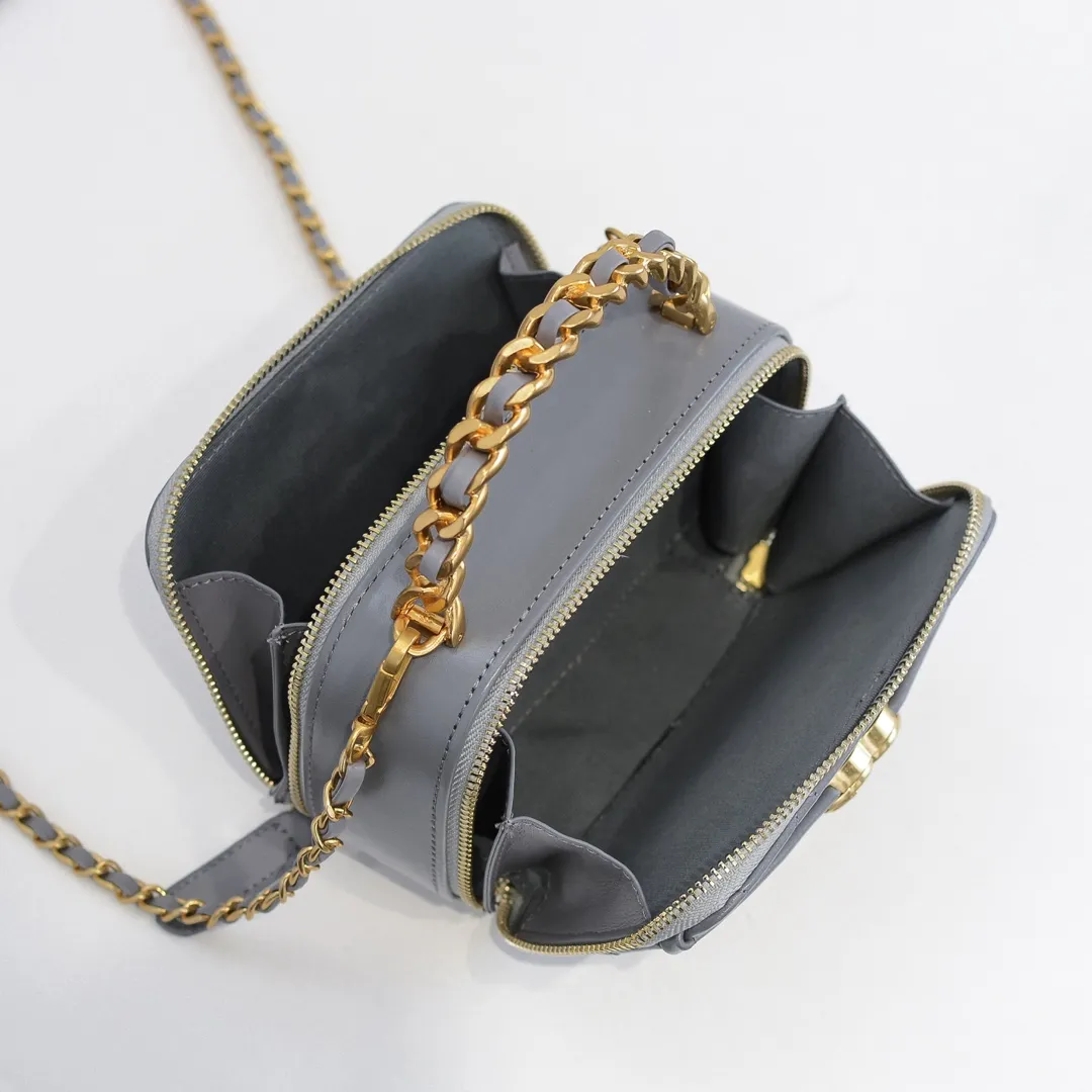 💰400￥Small size👑Chanel 2021 latest large and small camera bags are shipped! The double-zipper handheld camera bag is on sale now; it is made of imported top-layer oil-waxed calfskin. It has a strong sense of light. The leather chain-shaped handle has a retro style, and the compartment design is destined to have extraordinary capacity; it is super easy to store. It combines sophistication and fashion, and it is also great to use as a cosmetic case! Size: Small 14.5*10x7.5cm Style number: 9055 Small
