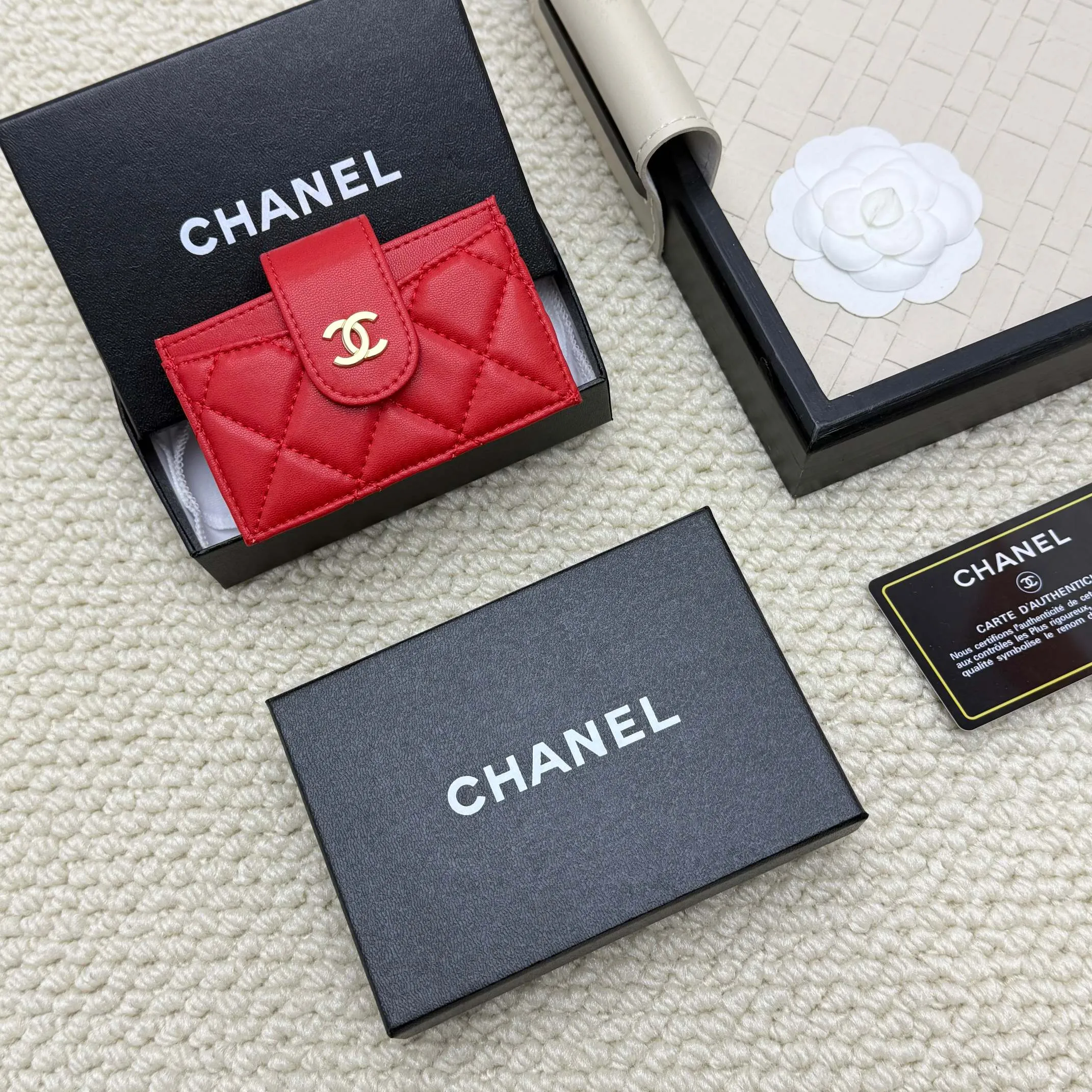 💰130 CHANEL Caviar Sheepskin Accord Card Holder, this card holder is different from ordinary card holders, with an accordion design [色色R], you can easily see each card without having to pull it out. The entire card holder has a total of six card slots, four of which can hold many cards😘😘😘 It is so beautiful, Xiangxiang is really good at designing this card holder, number AT600. Dimensions: Width 10*Height 6*Thickness 2