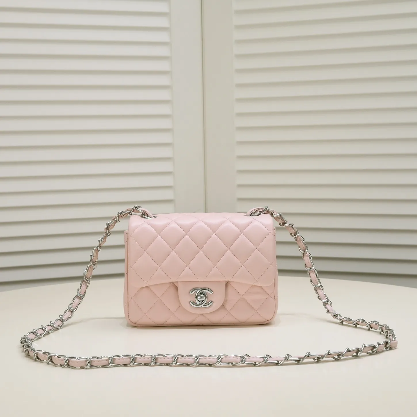 💰310￥Pink Chanel🔺🚴🏼💸Choose high-quality sheepskin🌺Original split version and made one to one 💯The feel is first-class, 🌲The design inspired by the camera shape fully embodies perfection! [Qiang] [Qiang] Integrates art and practicality, [Ladybug] Gorgeous and low-key plump 💯📨📨Classic is irresistible, ♒ You have to receive it to understand ✈✈🍭🍭Insist on high quality and low price🐟🐟, model number: 1115, size: 17.5*13*5 cm