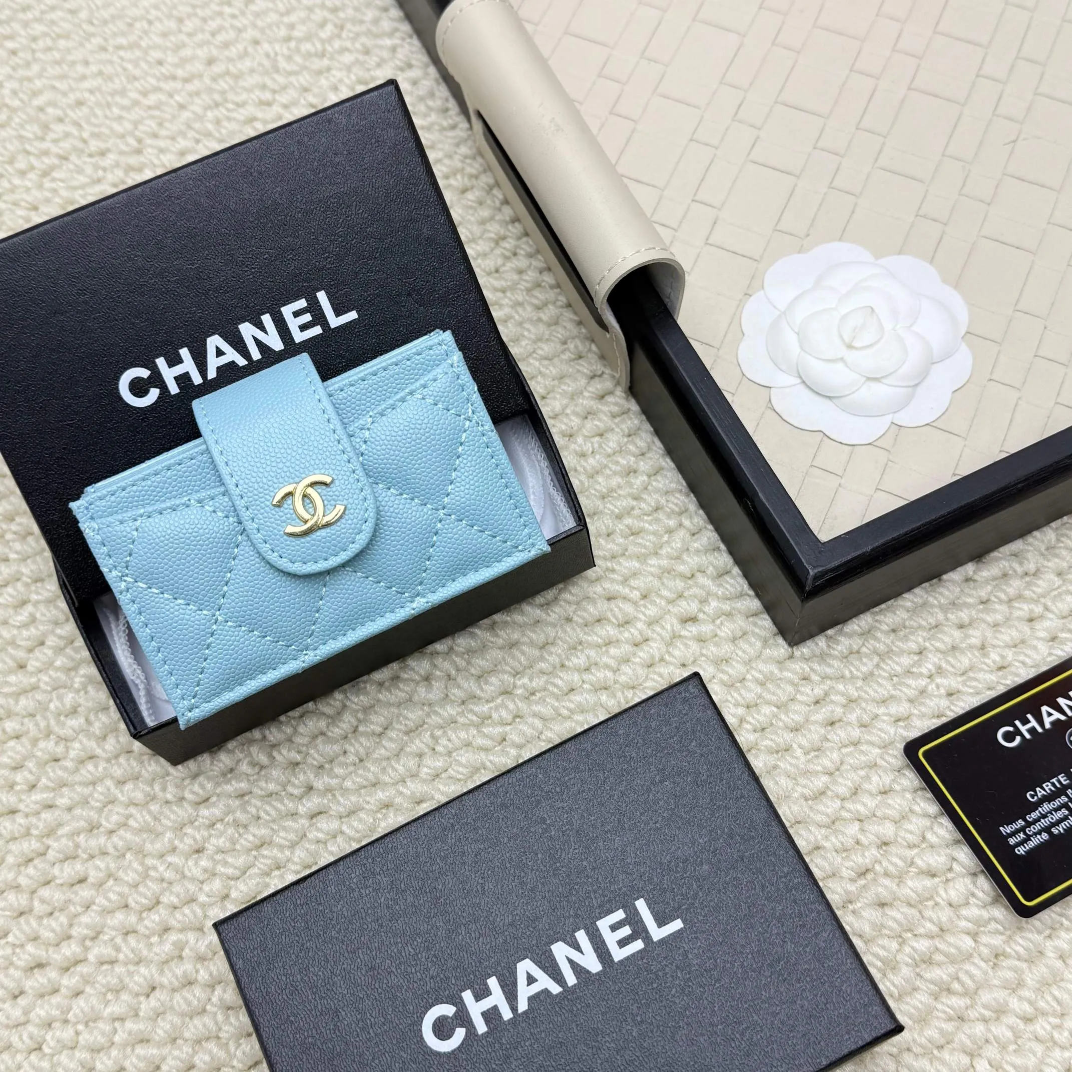 💰130 CHANEL Caviar Sheepskin Accord Card Holder, this card holder is different from ordinary card holders, with an accordion design [色色R], you can easily see each card without having to pull it out. The entire card holder has a total of six card slots, four of which can hold many cards😘😘😘 It is so beautiful, Xiangxiang is really good at designing this card holder, number AT600. Dimensions: Width 10*Height 6*Thickness 2
